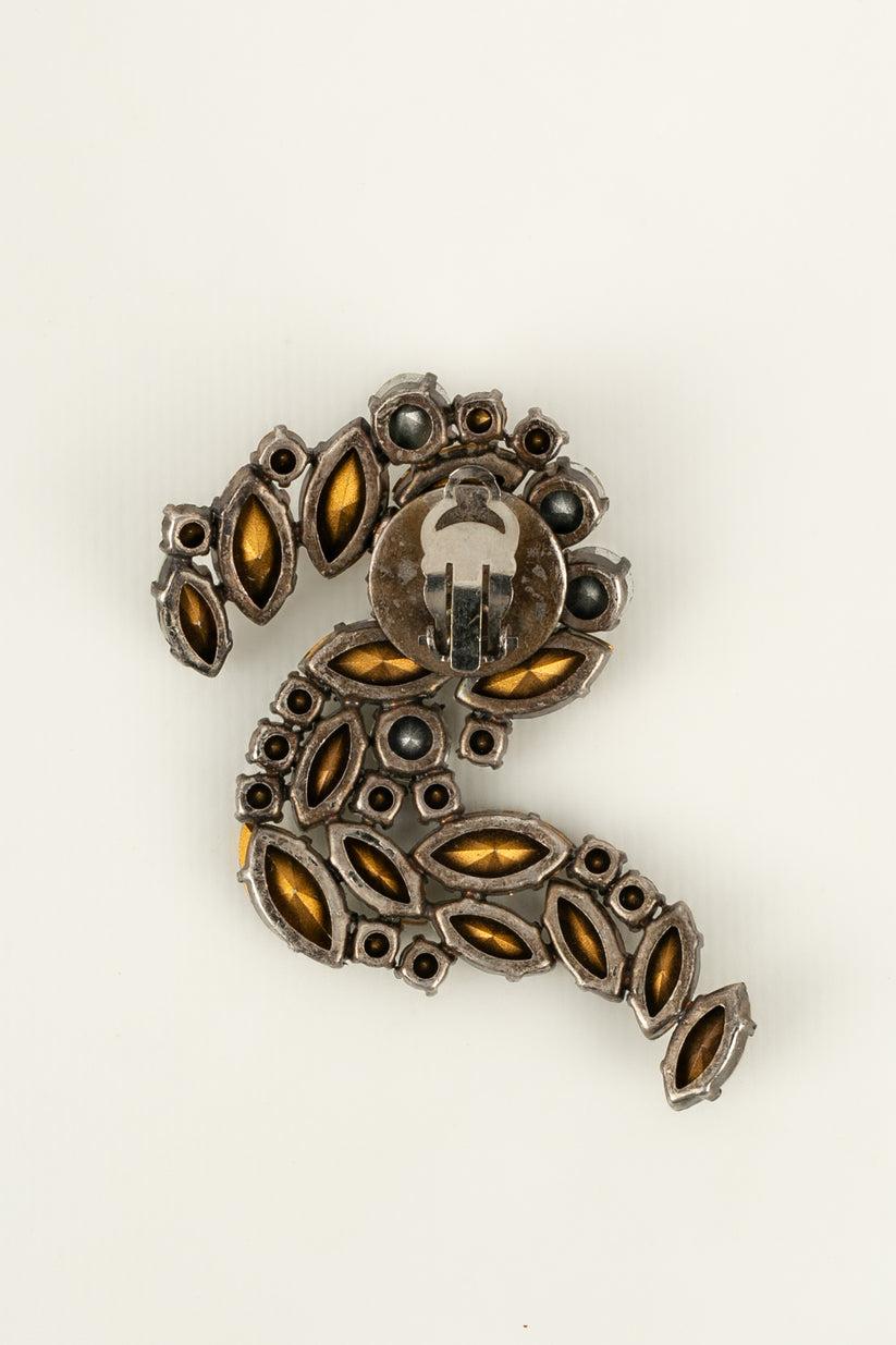Jean-Louis Scherrer - Orecchino singolo in metallo argentato ornato di strass. Gioielli non firmati provenienti da un défilé.

Informazioni aggiuntive:
Condizioni: Ottime condizioni
Dimensioni: Altezza: 8 cm

Riferimento del venditore: BO150