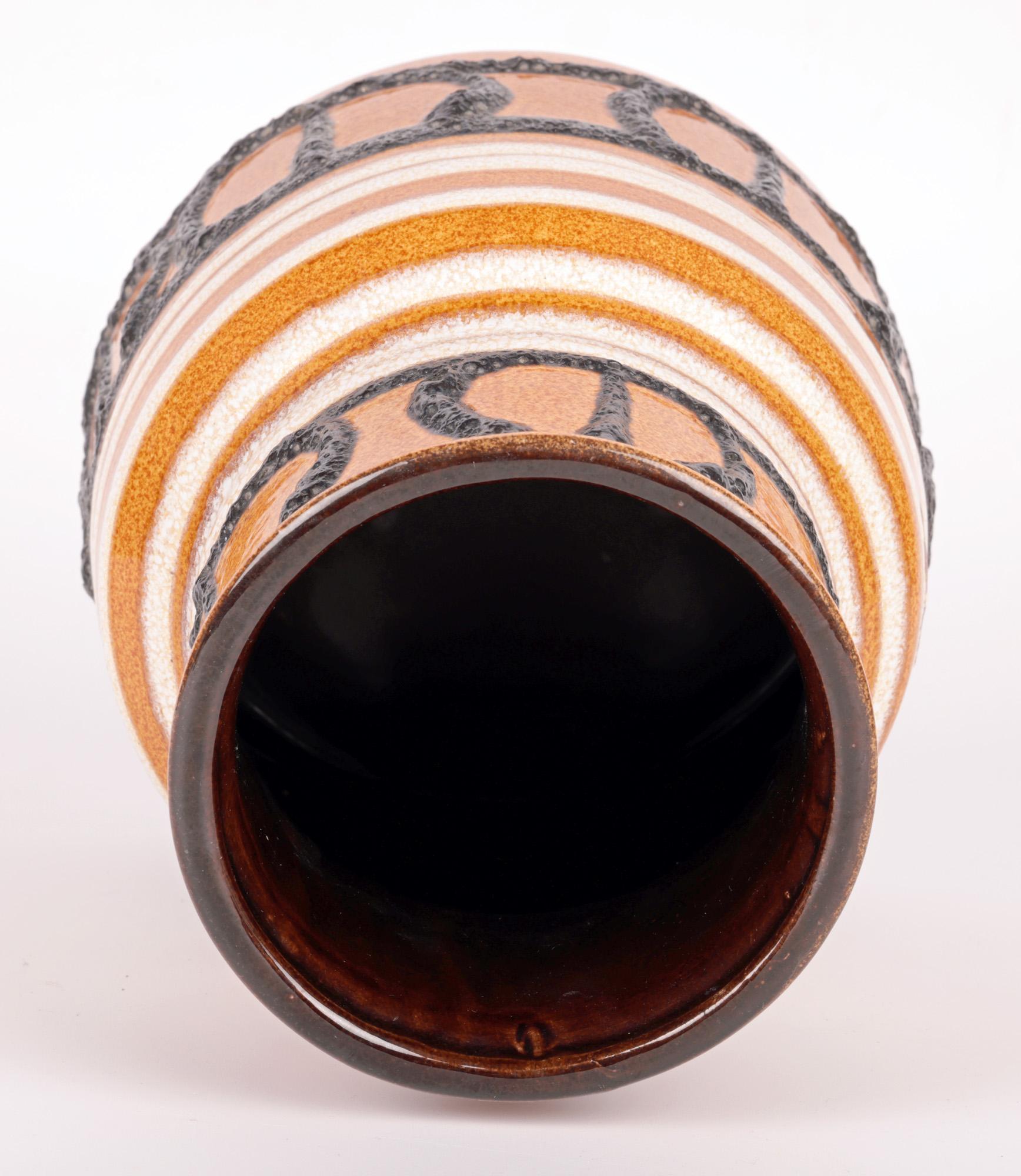 Milieu du XXe siècle Scheurich Keramik Vase en poterie d'art allemande du milieu du siècle émaillée à la lave  en vente