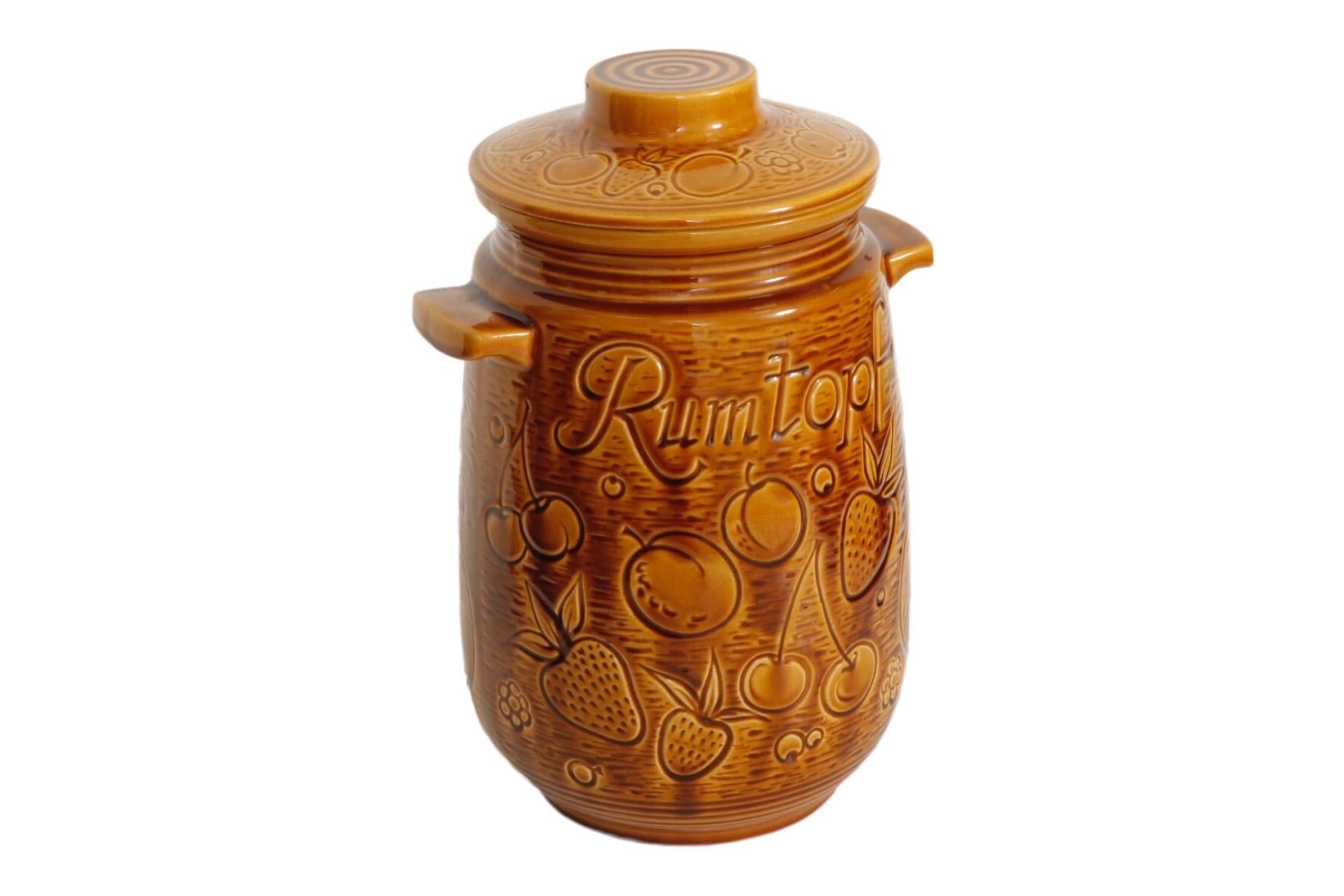 Ein original Scheurich Keramik Rumtopf. Verziert mit verschiedenen Sommerfrüchten, die sich rund um den Topf und auf dem Deckel befinden. Der Rumtopf ist auf beiden Seiten beschriftet und der Topf ist goldbraun glasiert. Die Scheurich-Keramikmarke