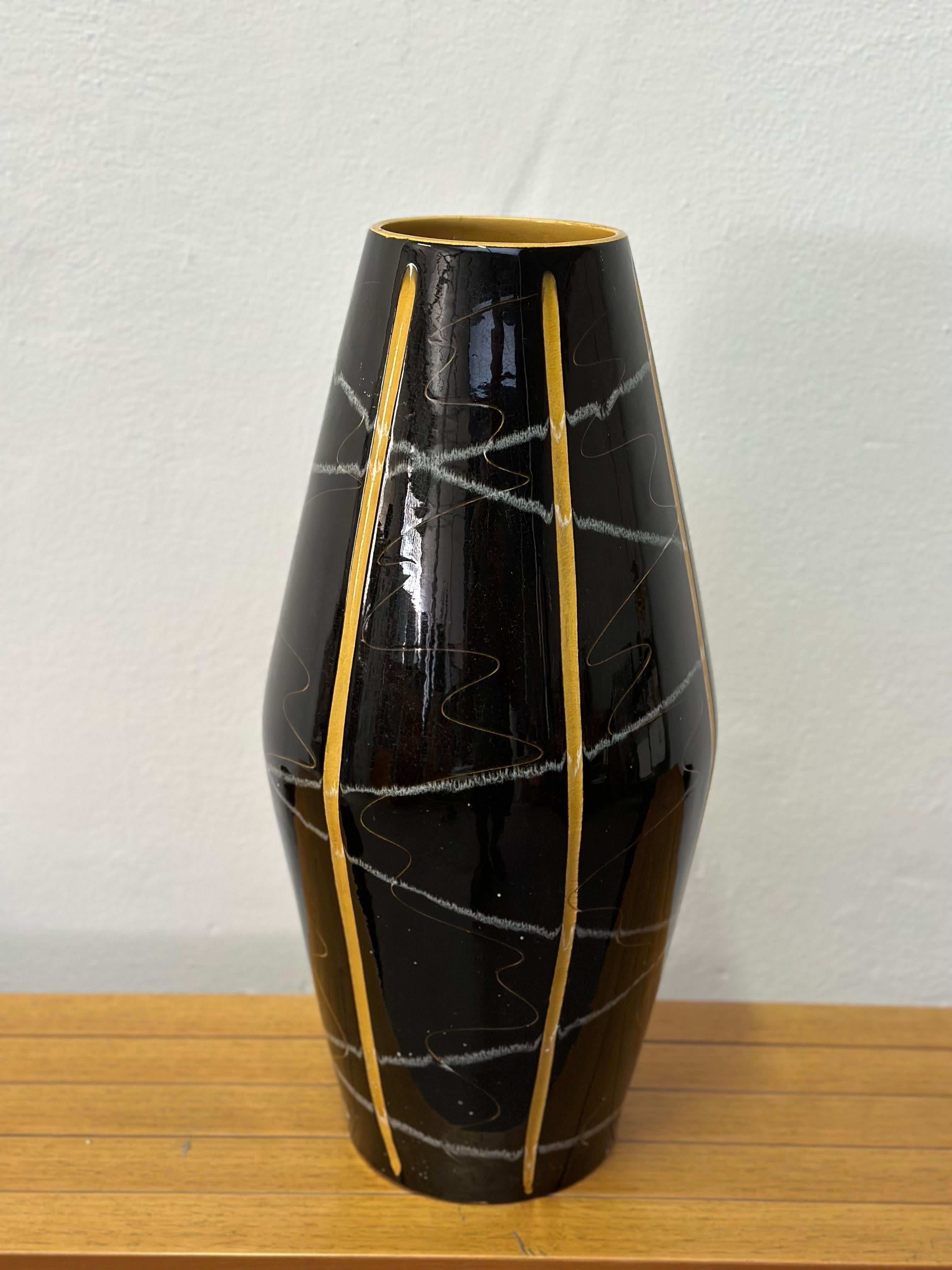 Introducing the Scheurich Keramik Foreign 248/50 Big Vase from the iconic 1970s era! This striking ceramic masterpiece embodies the essence of that vibrant decade, making it a standout addition to any collector's treasure trove.

Crafted with