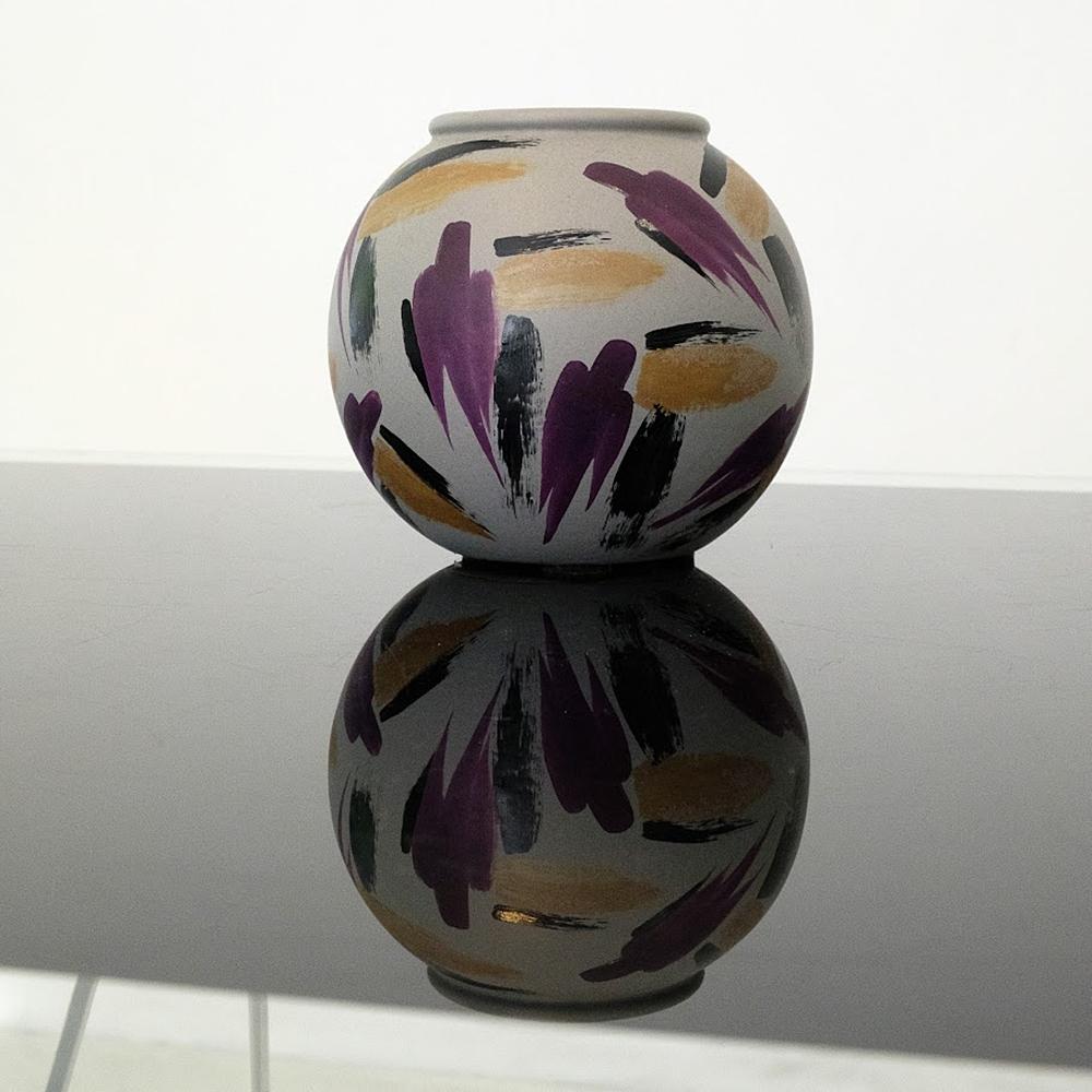 Este extraordinario jarrón Scheurich Keramik, fabricado en Alemania Occidental, captura el estilo icónico de los años 80. Decorada con juguetonas salpicaduras de pintura en morado, negro y dorado, tiene un aspecto realmente distintivo.

Dimensiones: