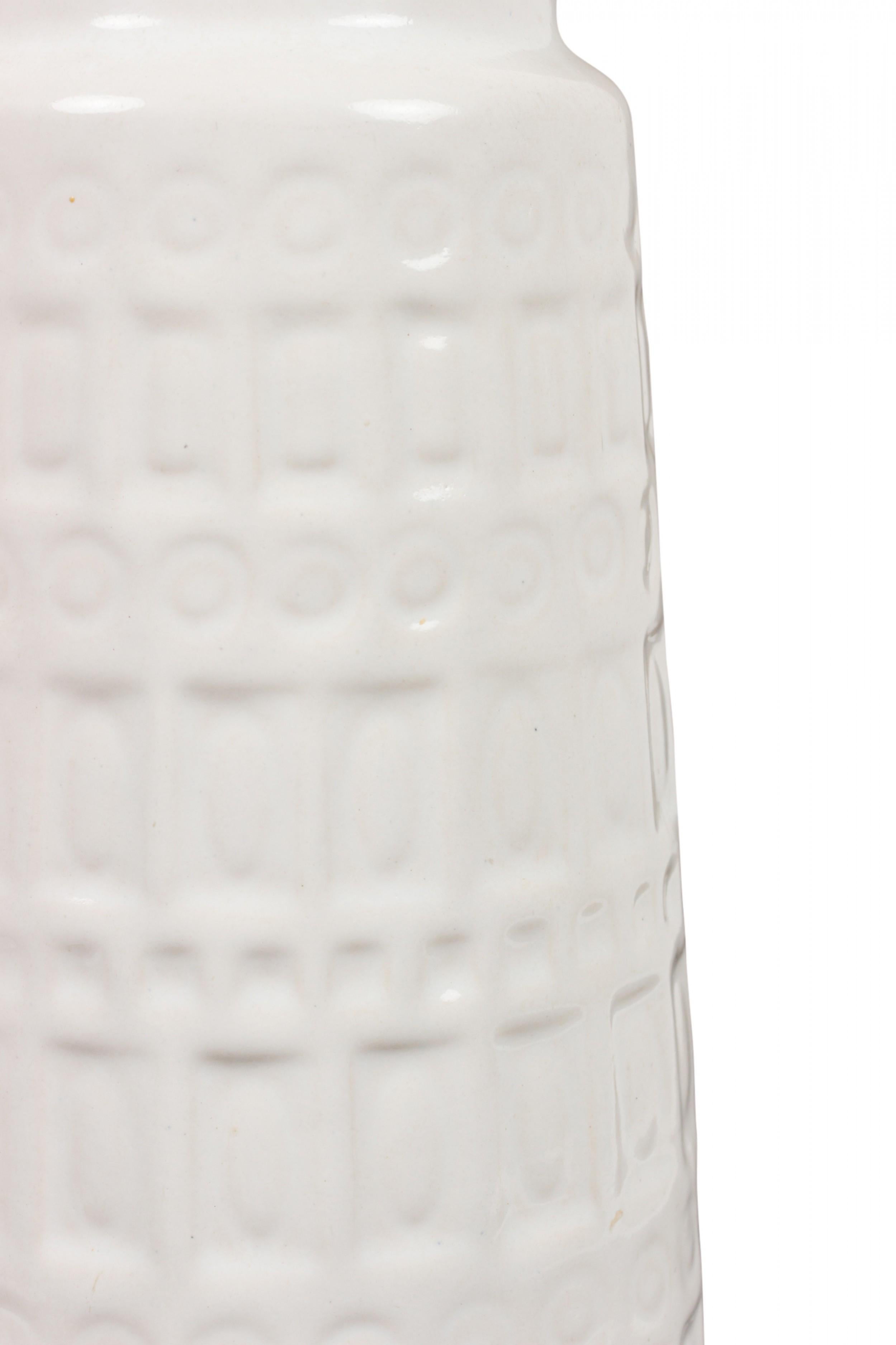 Scheurich Keramik West German White Ceramic Vase In Good Condition For Sale In New York, NY