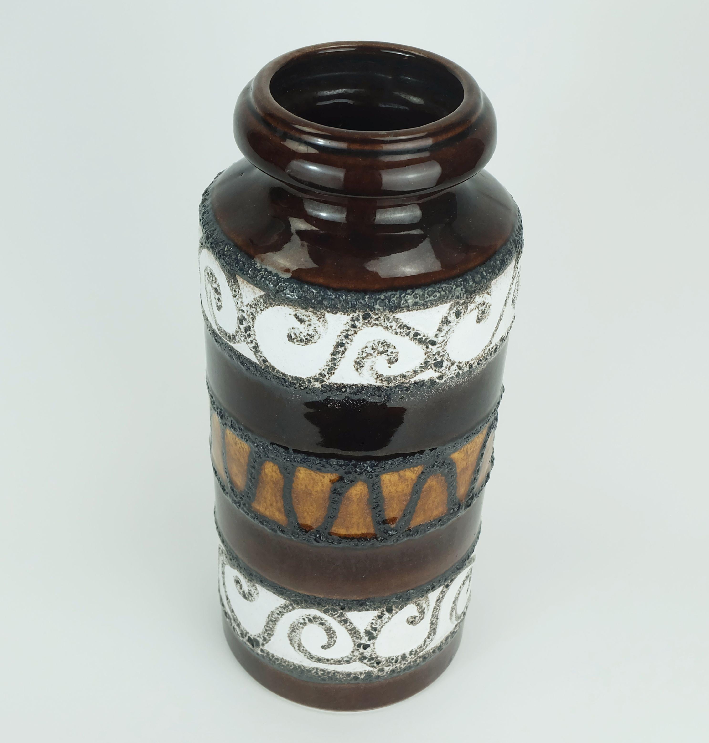 Vaso in ceramica di metà secolo prodotto da Scheurich Keramik, Germania occidentale, negli anni '60. Modello 517-30, smalto marrone lucido motivo lava grassa, combinato con ocra e bianco.
È disponibile un vaso più piccolo con lo stesso decoro (vedi