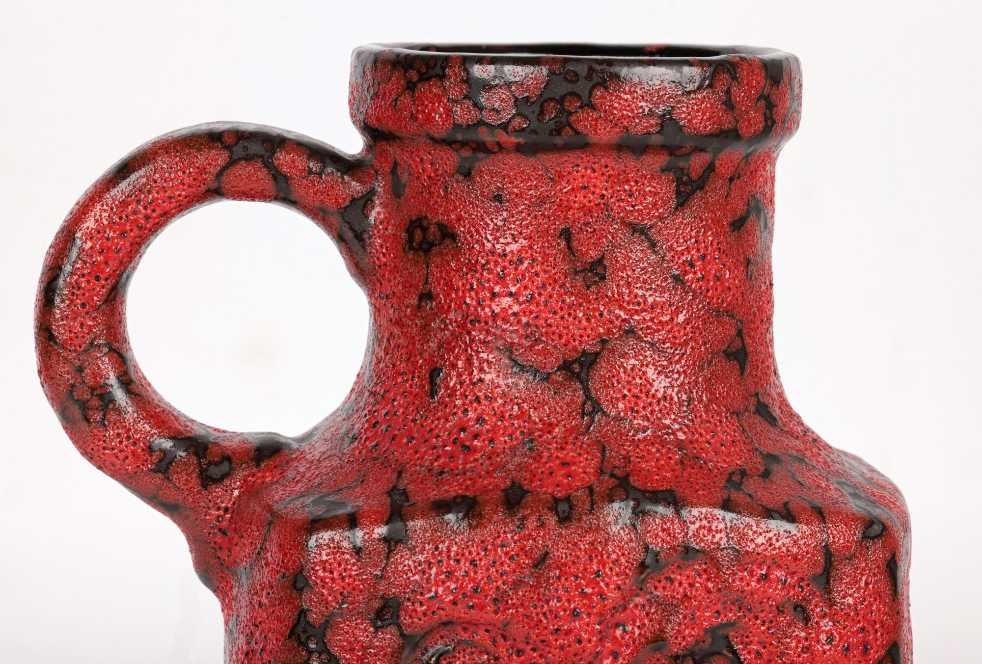 Un très élégant vase à anses en poterie d'art ouest-allemande du milieu du siècle dernier, décoré de glaçures de lave grasse par les célèbres fabricants Scheurich Keramik, datant probablement des années 1960. Le grand vase en céramique est de forme
