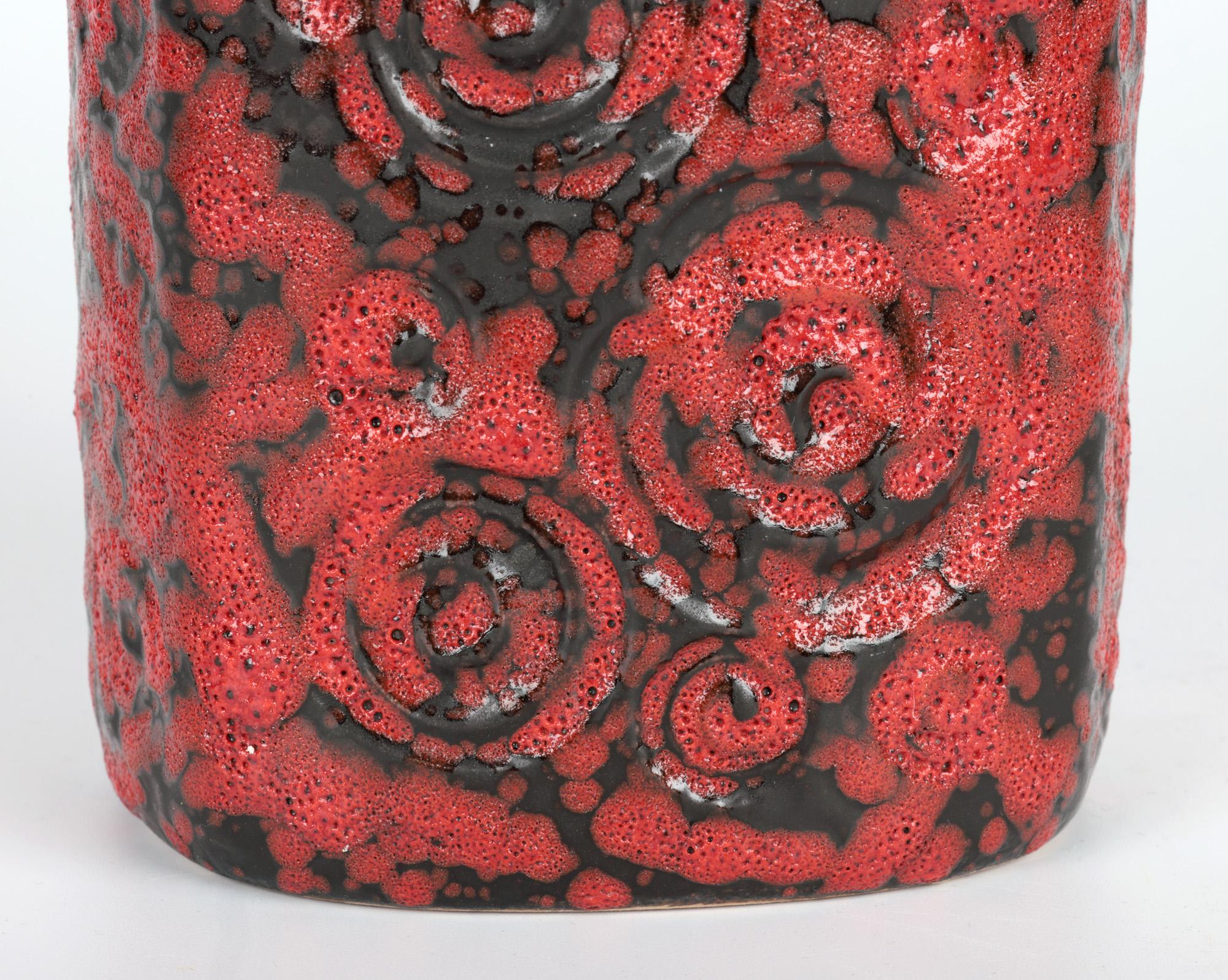 Allemand Scheurich Vase en poterie d'art allemande du milieu du siècle à poignée en lave grasse en vente