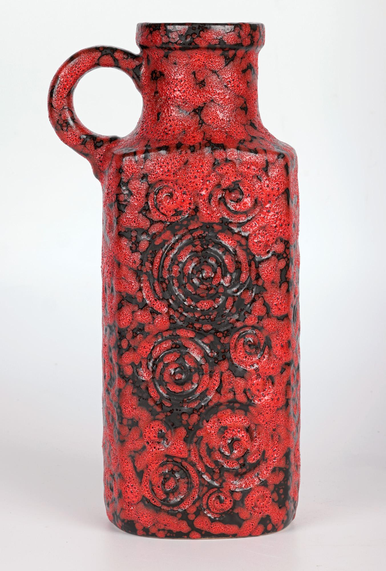 Vernissé Scheurich Vase en poterie d'art allemande du milieu du siècle à poignée en lave grasse en vente