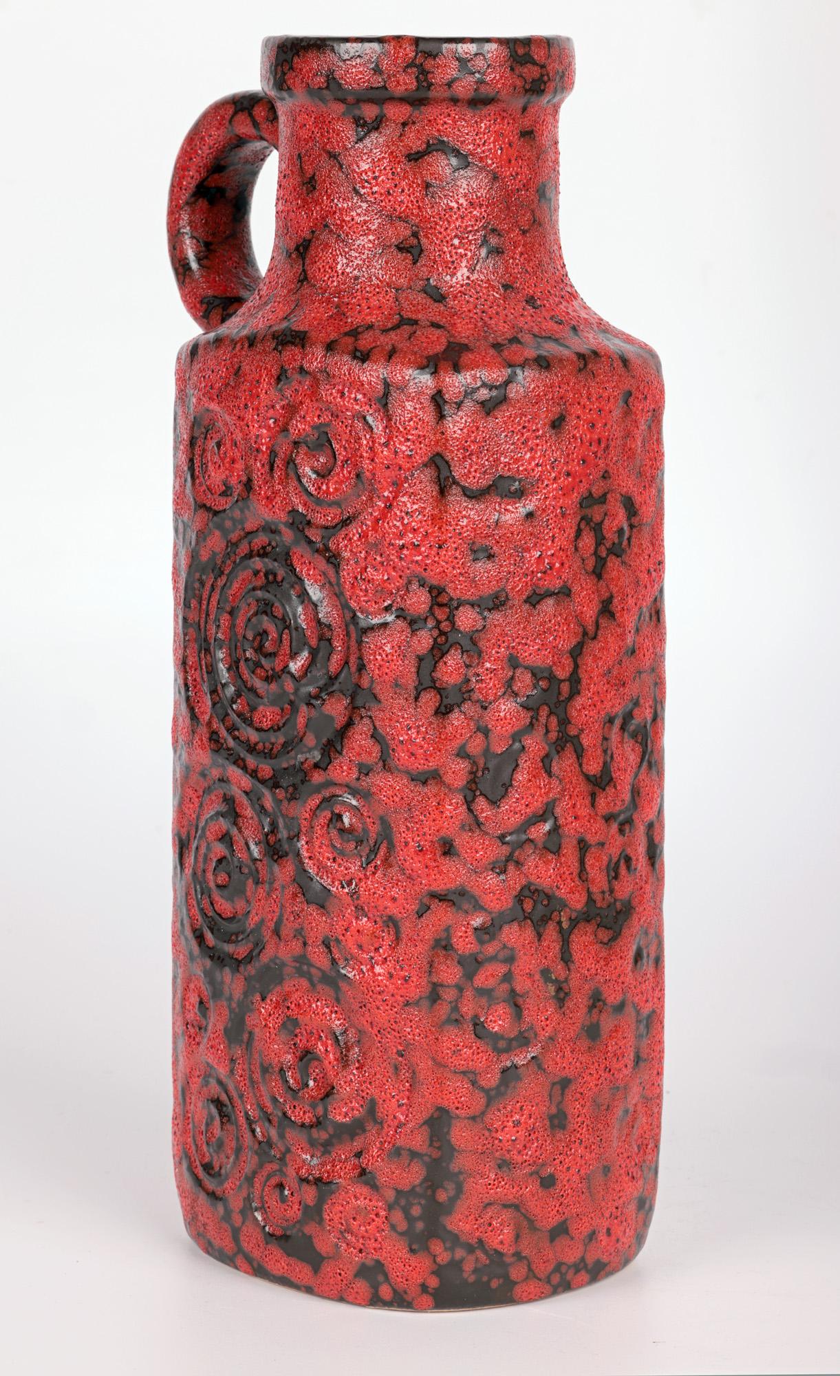 Milieu du XXe siècle Scheurich Vase en poterie d'art allemande du milieu du siècle à poignée en lave grasse en vente
