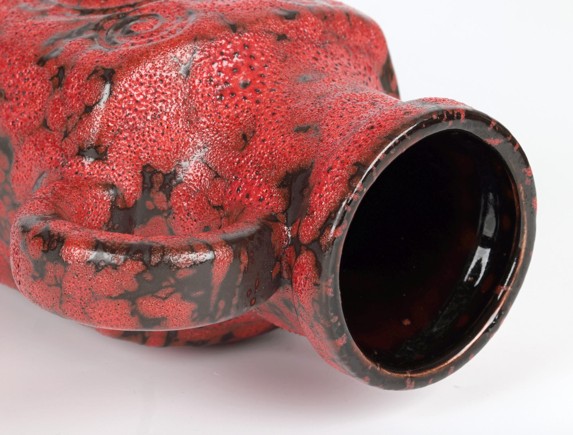 Céramique Scheurich Vase en poterie d'art allemande du milieu du siècle à poignée en lave grasse en vente