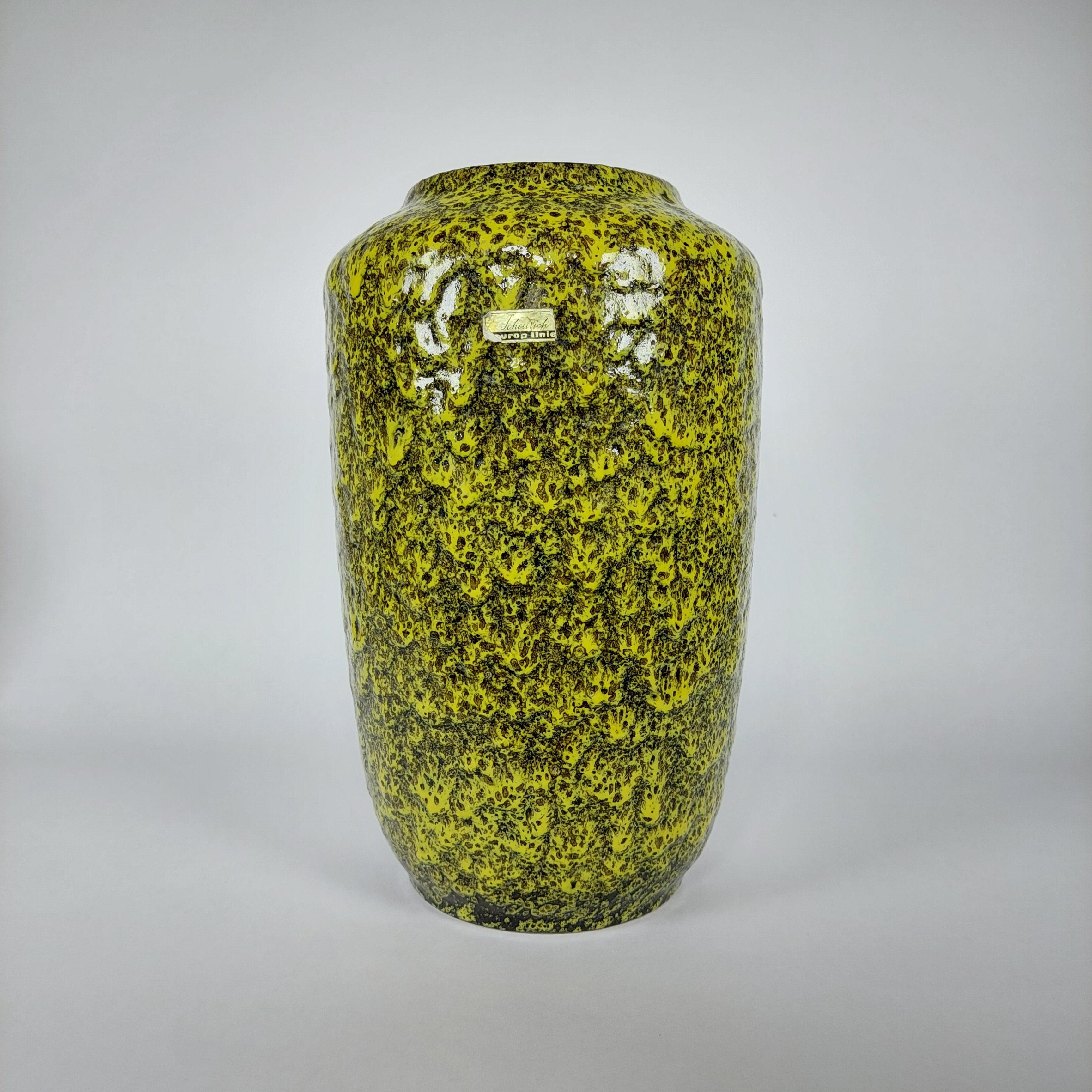 Bellissimo vaso in ceramica di medie dimensioni di Scheurich, Germania Ovest, prodotto negli anni '70, utilizzando il formato numero 517-30, che può essere trovato in diversi stili da diversi artigiani e donne per la stessa azienda. Questo pezzo in