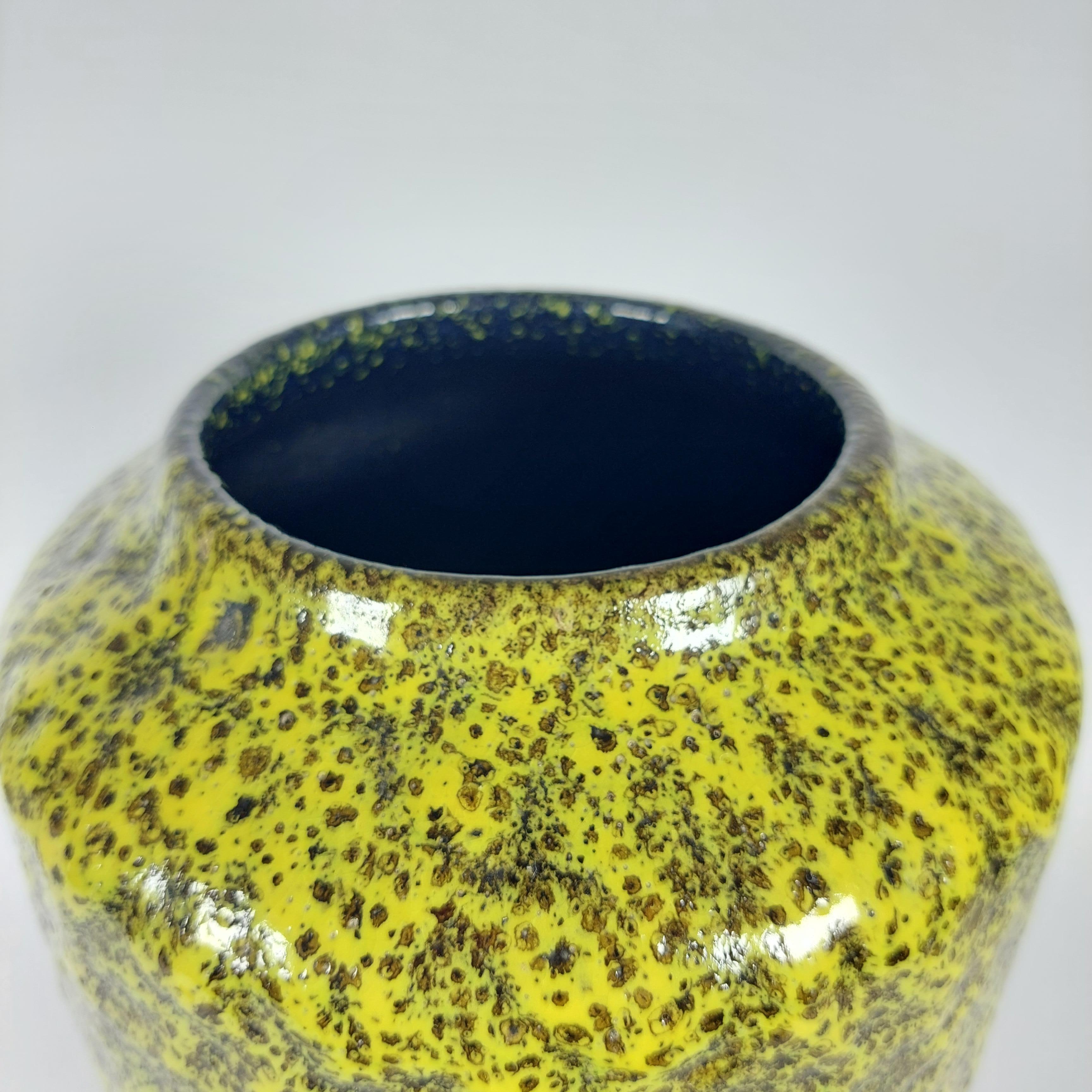 Scheurich West German Fat Lava Pottery Vase 1970s Nr. 517-30 In Good Condition For Sale In Basel, BS