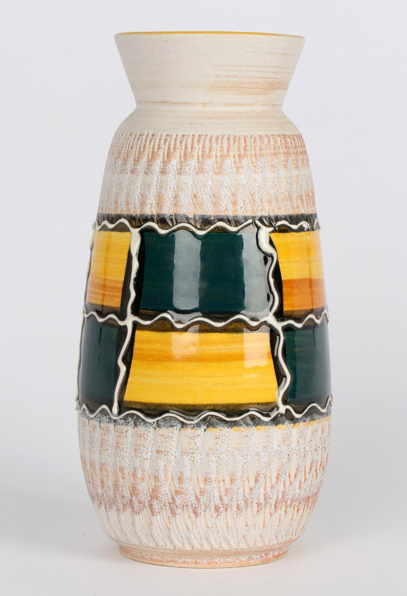 Vase en poterie d'art West German Pottery peint à la main au milieu du siècle dernier en vente 2