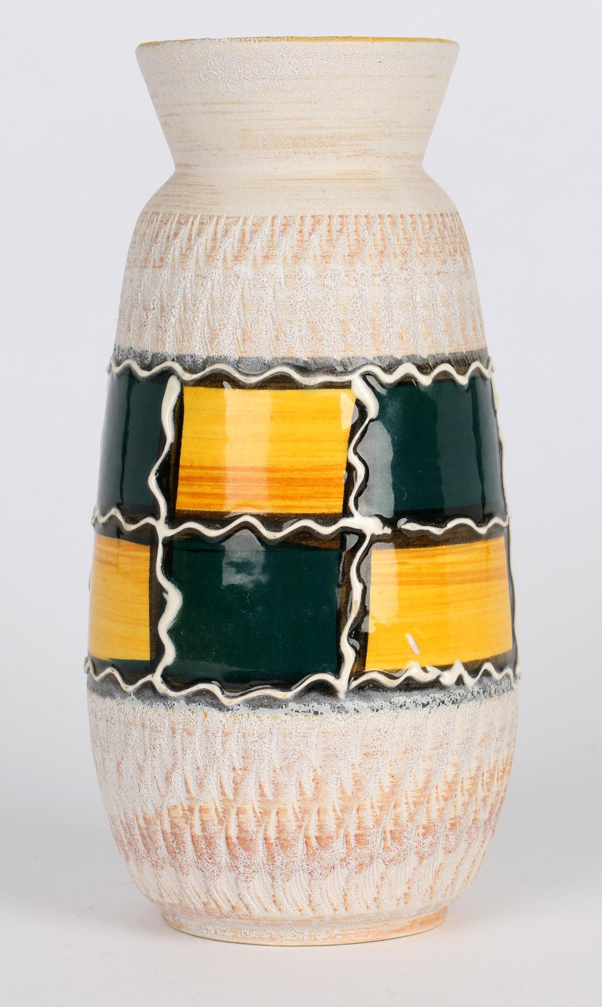 Vaso in ceramica artistica dipinto a mano di metà secolo di Scheurich West German Pottery in vendita 4