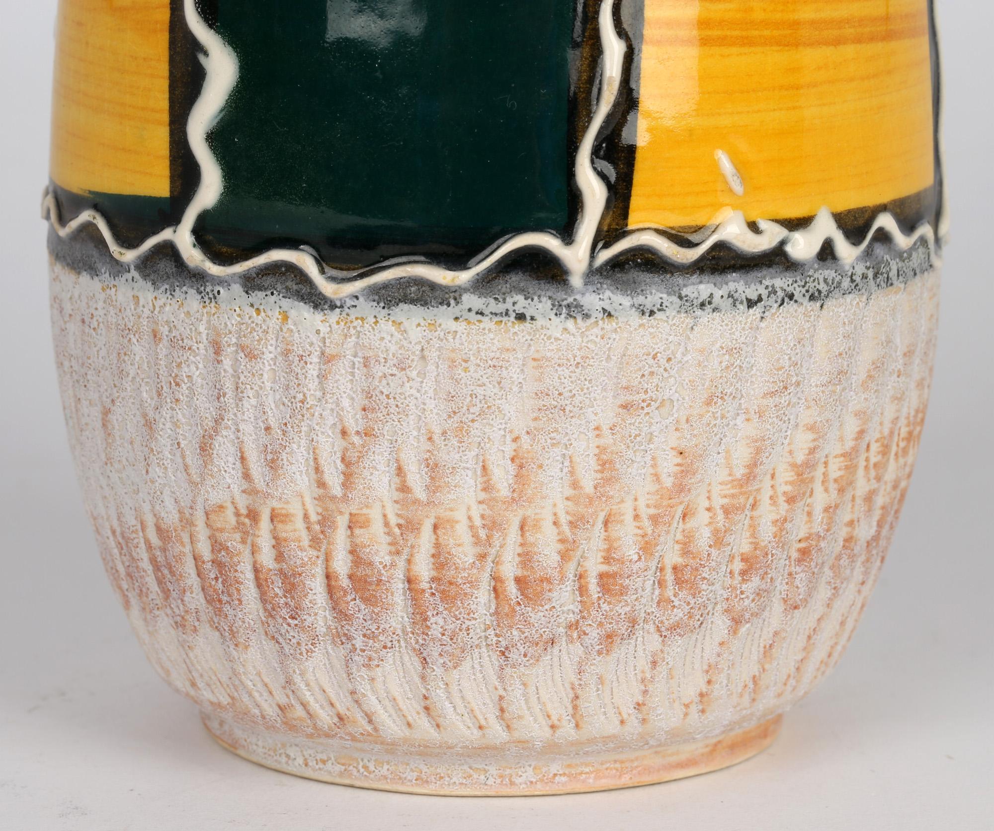 Eine sehr stilvolle Vase aus der Mitte des Jahrhunderts, dekoriert mit einem grünen und gelben Tafeldesign auf einem geformten, matt glasierten Grund von Scheurich Keramik, aus der Zeit um 1960. Die Vase aus weißem Ton hat eine hohe, bauchige Form