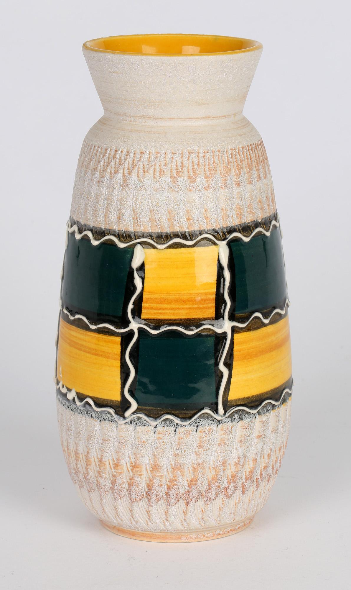 Mid-Century Modern Vase en poterie d'art West German Pottery peint à la main au milieu du siècle dernier en vente