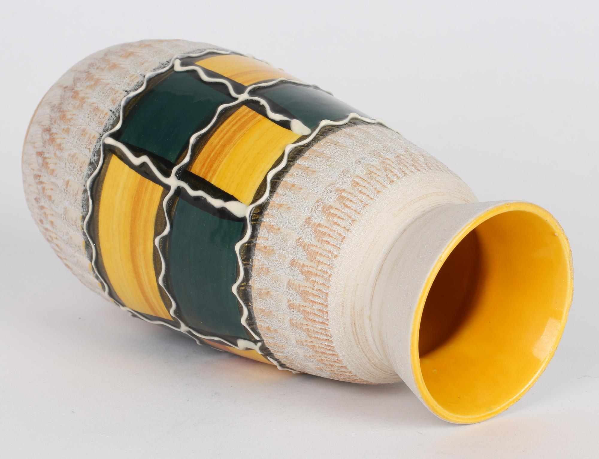 Tedesco Vaso in ceramica artistica dipinto a mano di metà secolo di Scheurich West German Pottery in vendita