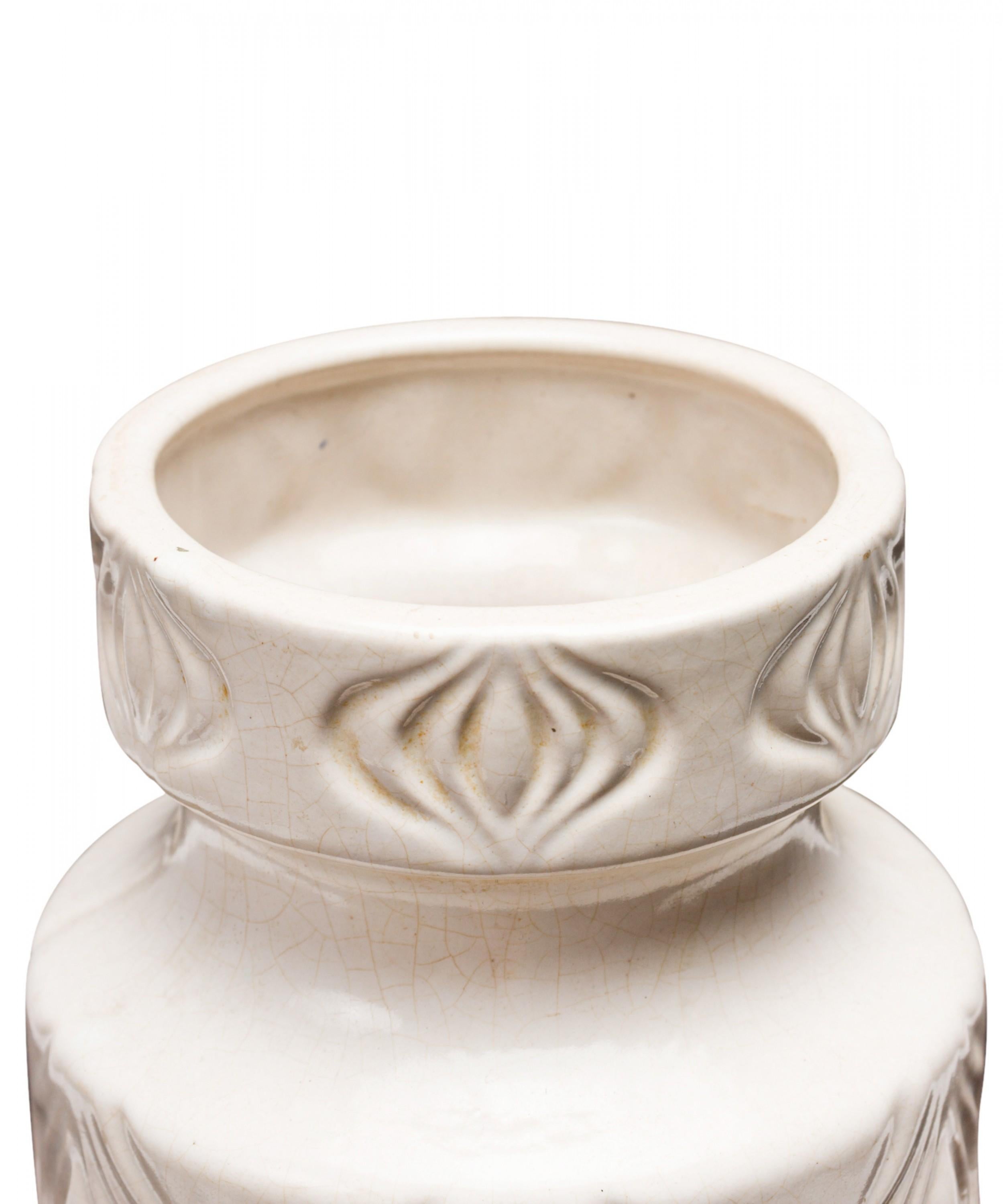 Vaso in ceramica bianca della Germania occidentale della metà del secolo scorso con un motivo a cipolla verticale inciso 