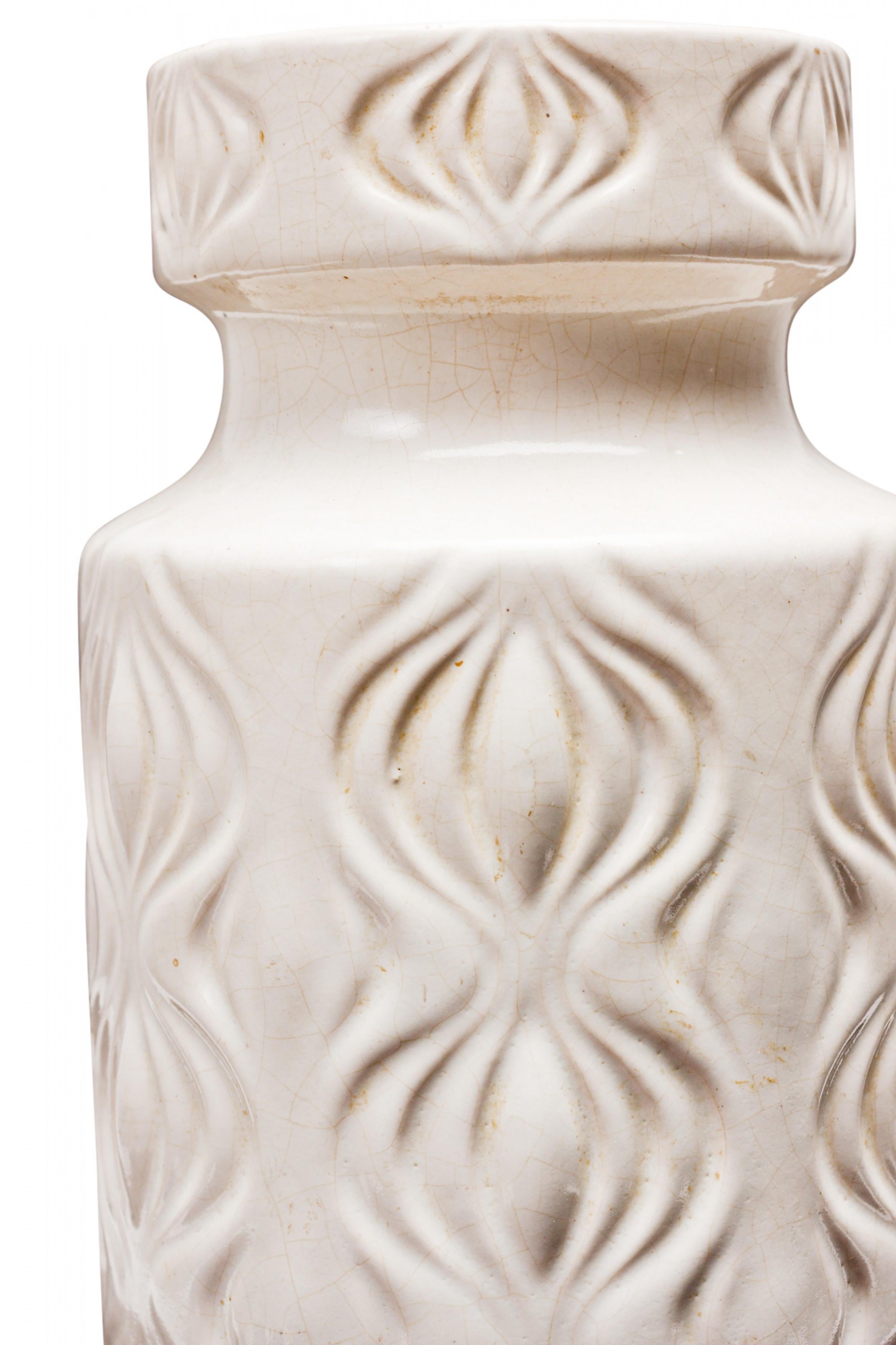 Mid-Century moderno Scheurich West German Mid-Century Onion 'Amsterdam' Pattern White Cermaic Vase in vendita