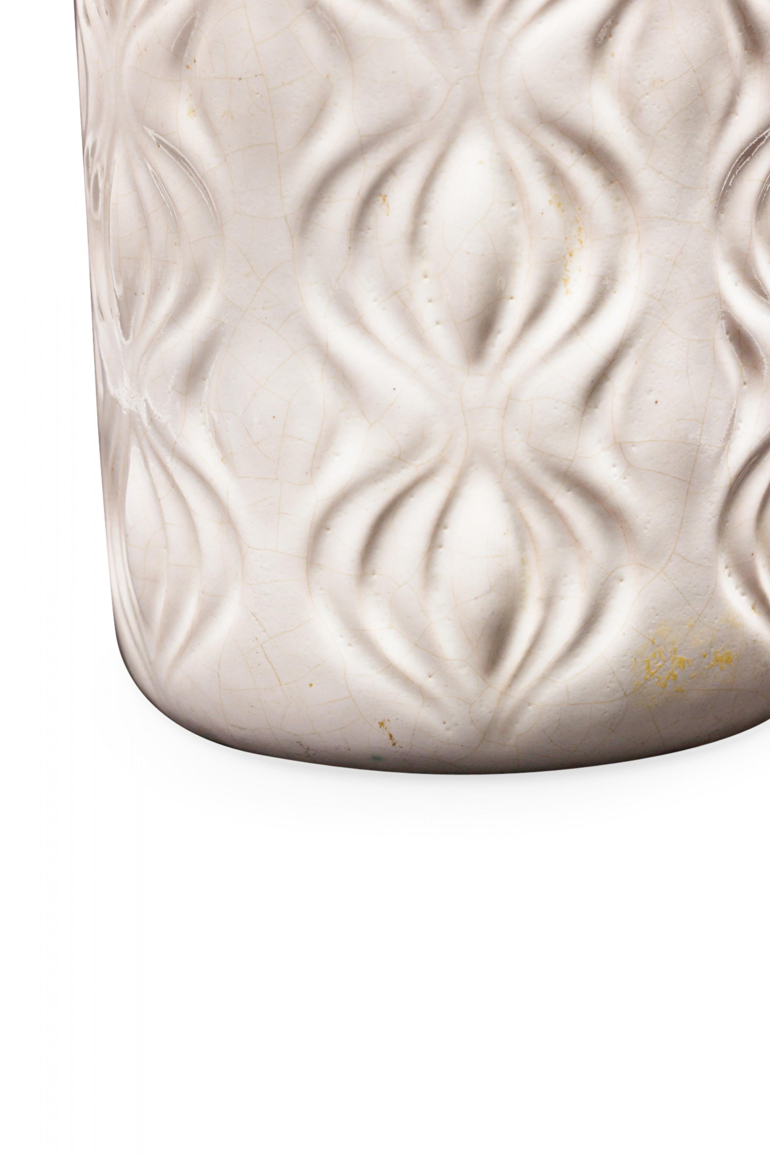 Tedesco Scheurich West German Mid-Century Onion 'Amsterdam' Pattern White Cermaic Vase in vendita