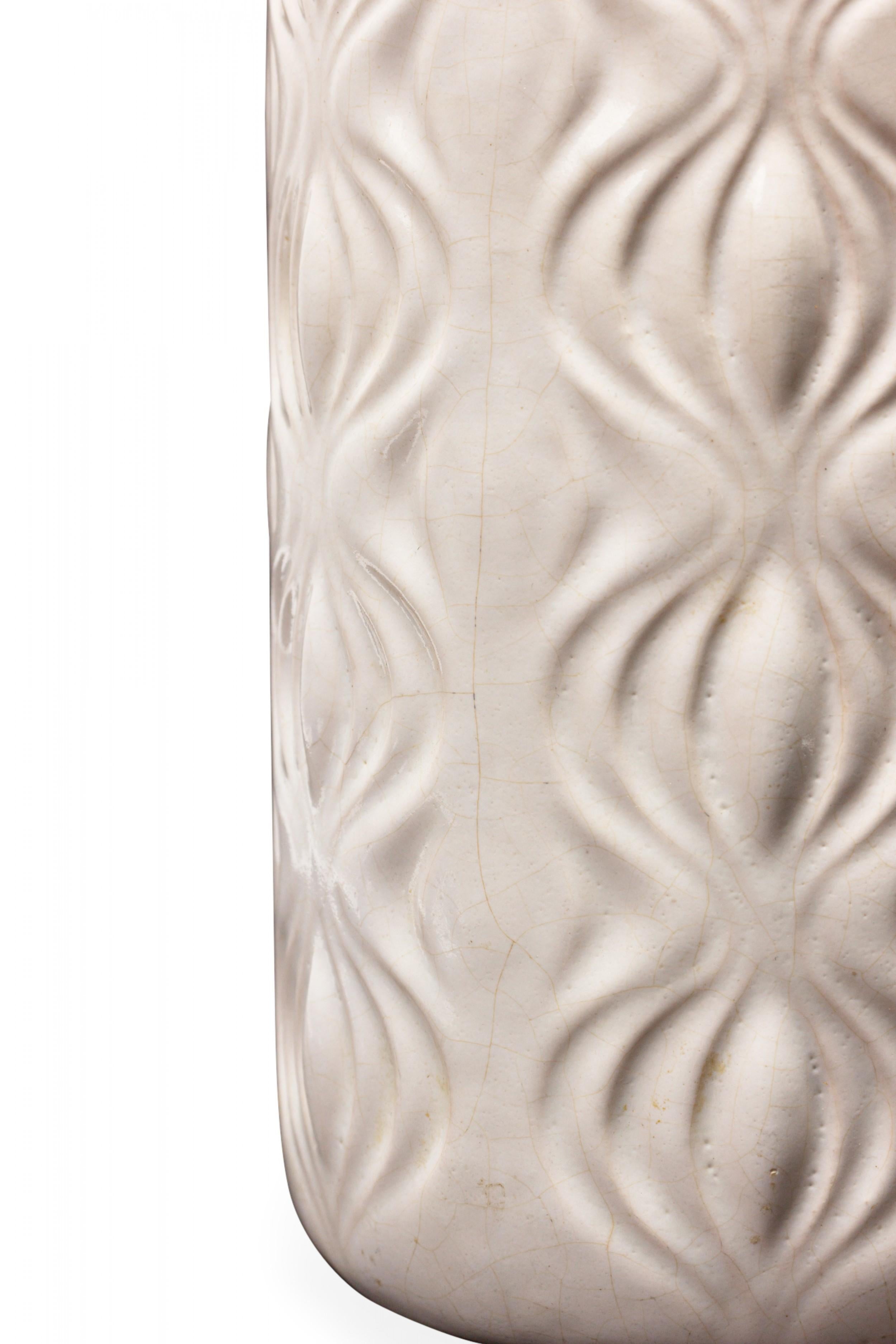 Scheurich West German Mid-Century Onion 'Amsterdam' Pattern White Cermaic Vase In condizioni buone in vendita a Queens, NY