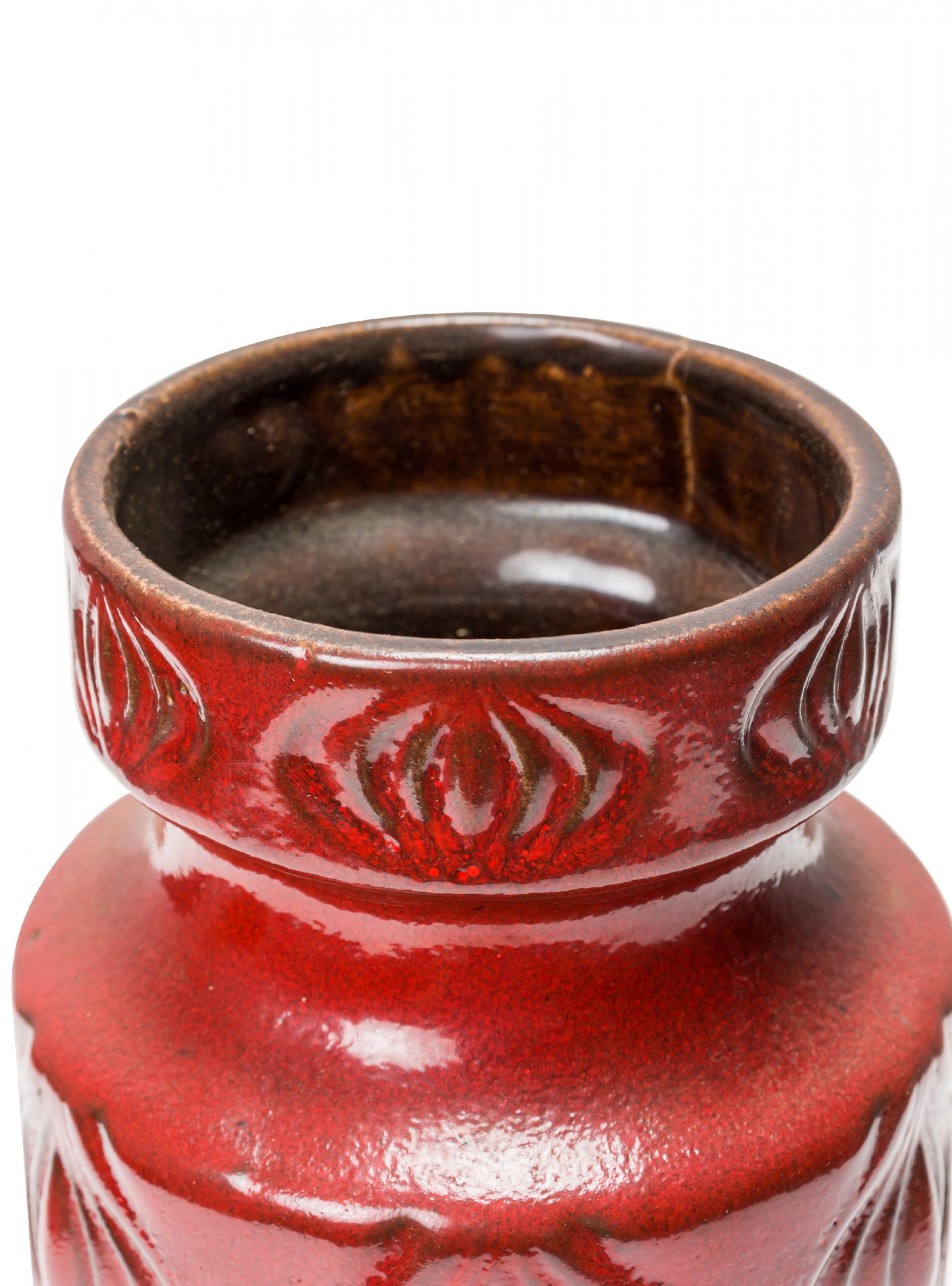 Vaso in ceramica della Germania occidentale della metà del secolo scorso con un disegno verticale in rilievo a 