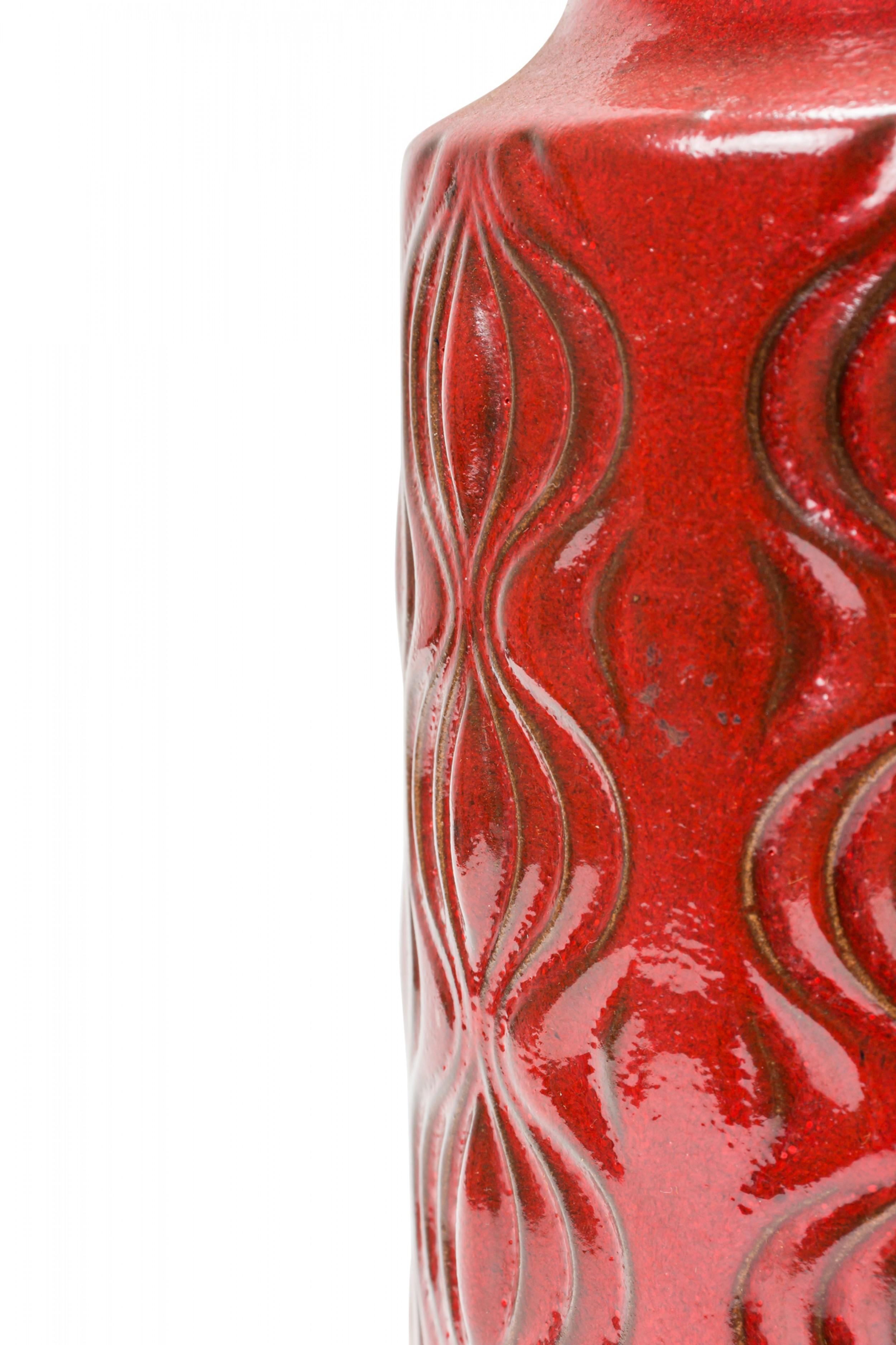Mid-Century moderno Scheurich West German Mid-Century 'Onion' Design Red Glazed Ceramic Vase in vendita