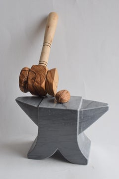 Schiaccianoci a forma di incudine in marmo Bardiglio -made in Italy