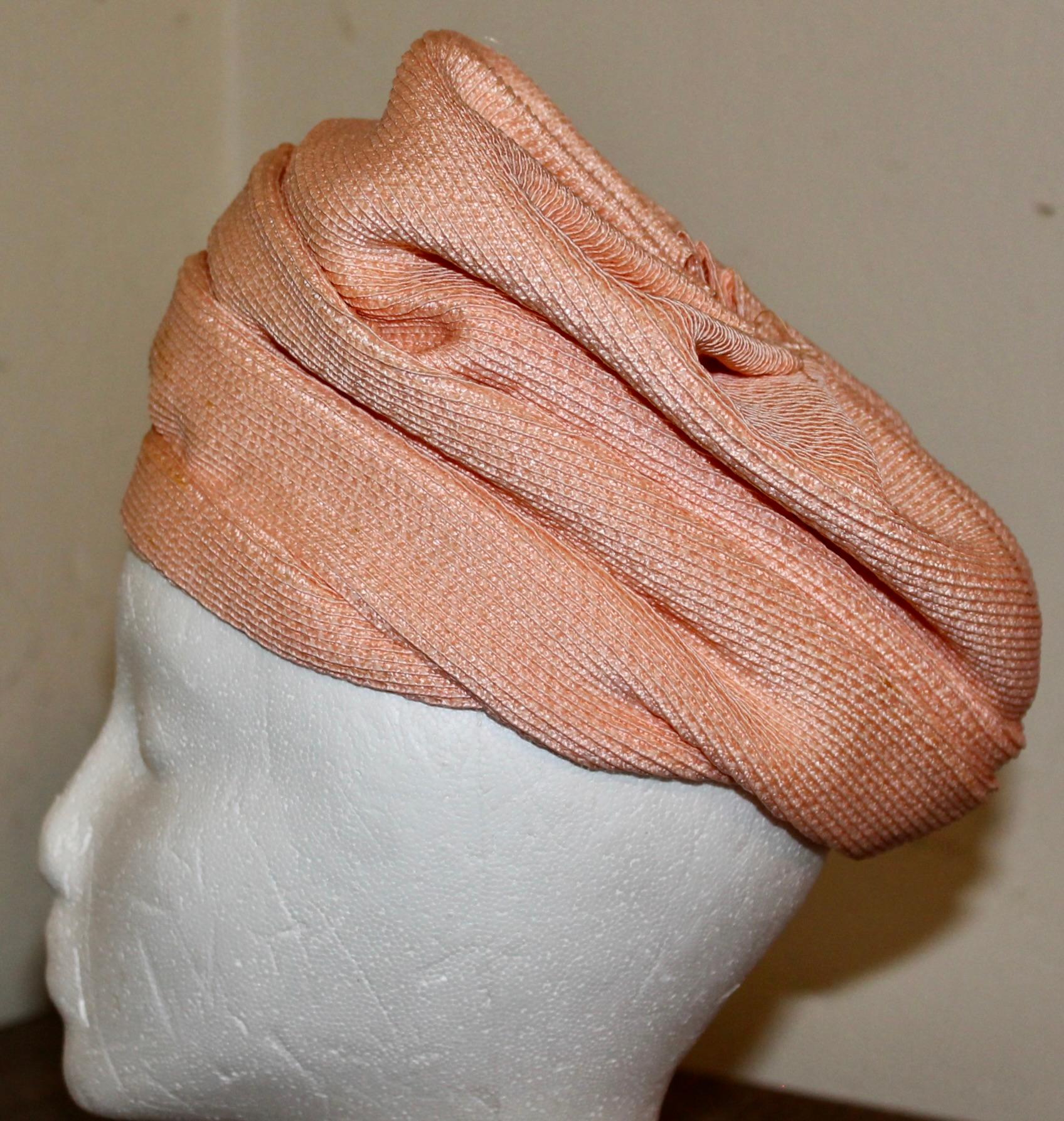 Cappello a turbante strutturato rosa anni '50 Schiaparelli in vendita 5
