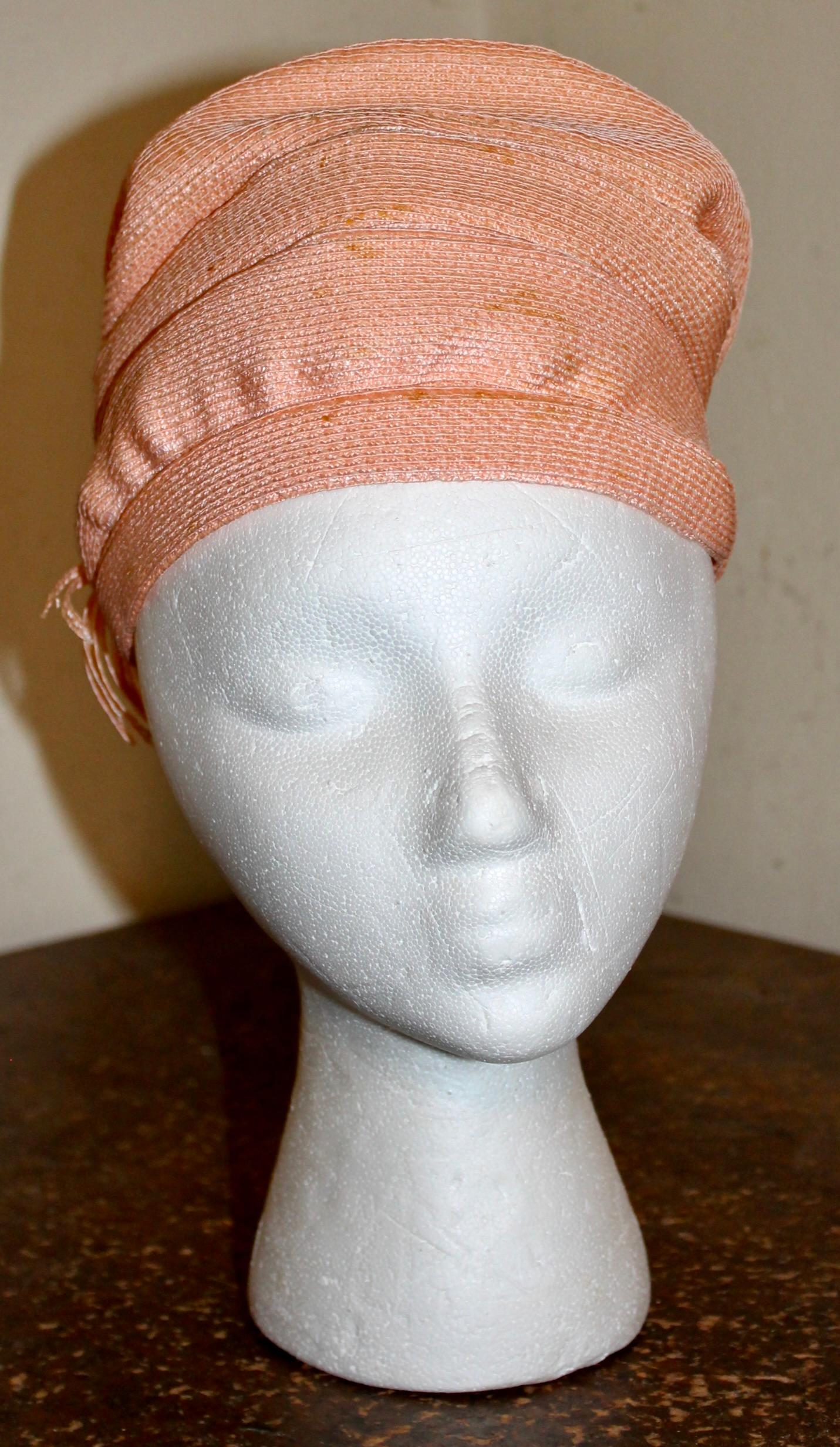 Un cappello a turbante rosa 