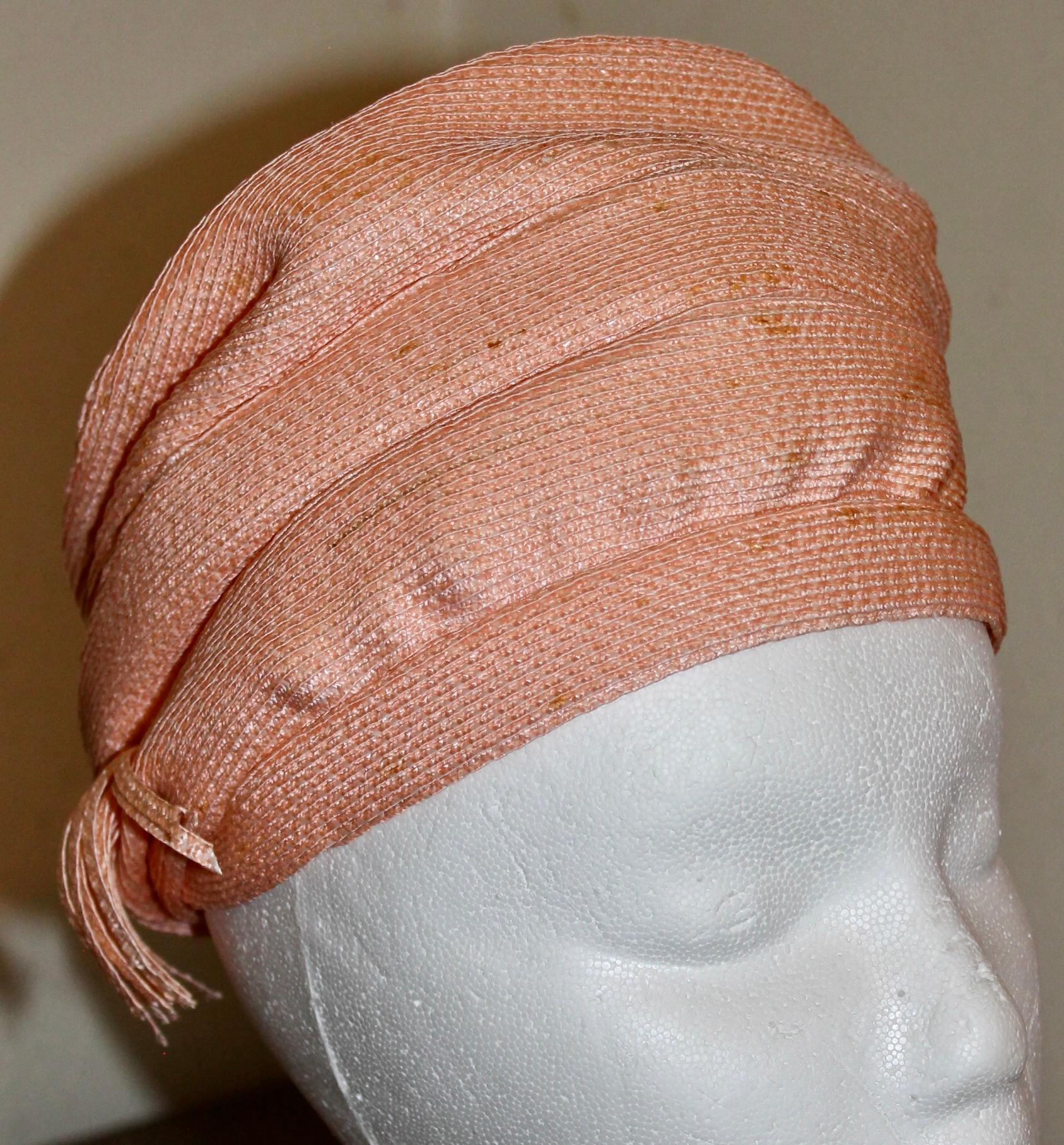 Cappello a turbante strutturato rosa anni '50 Schiaparelli In condizioni buone in vendita a Sharon, CT