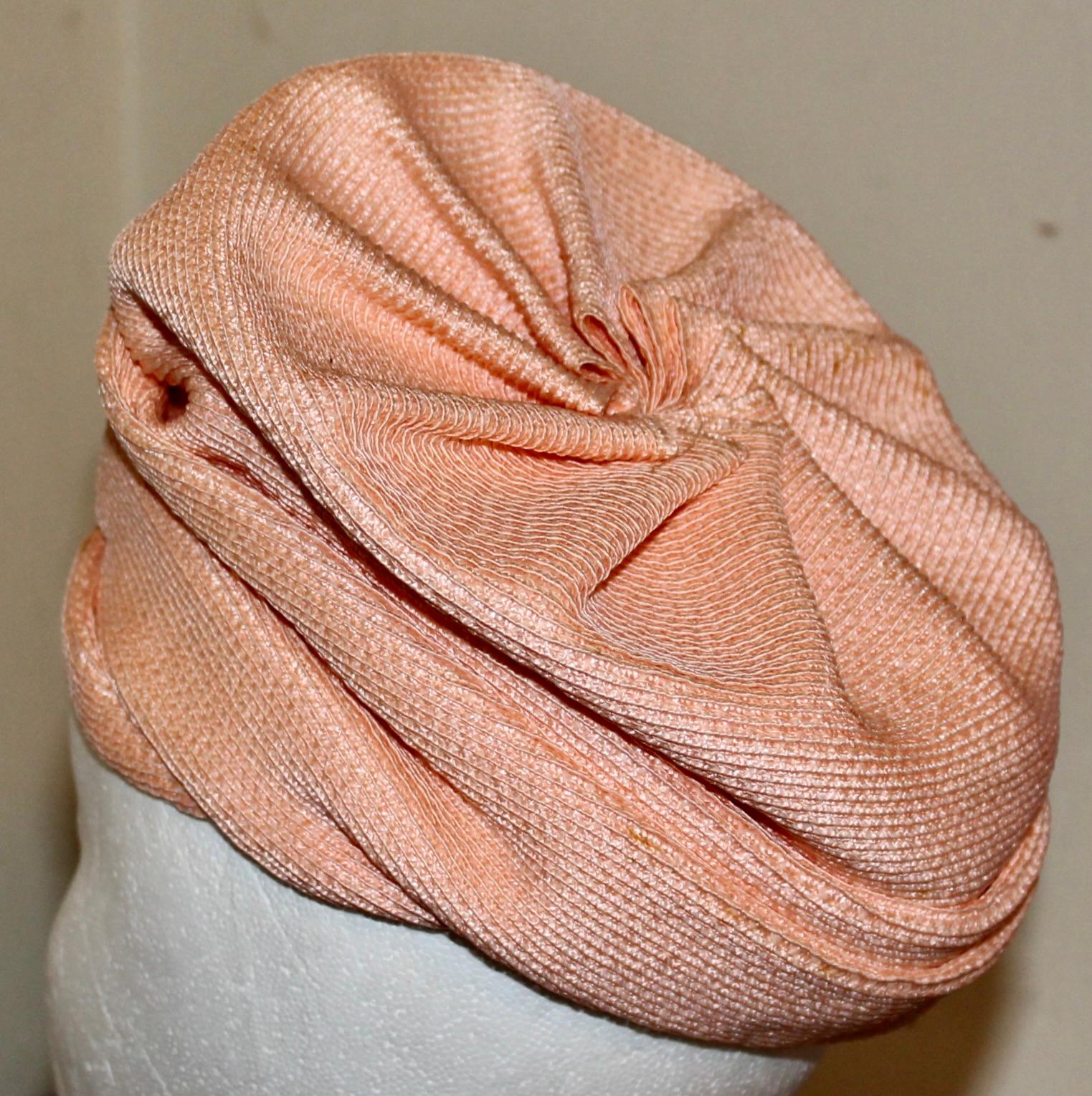 Cappello a turbante strutturato rosa anni '50 Schiaparelli in vendita 4