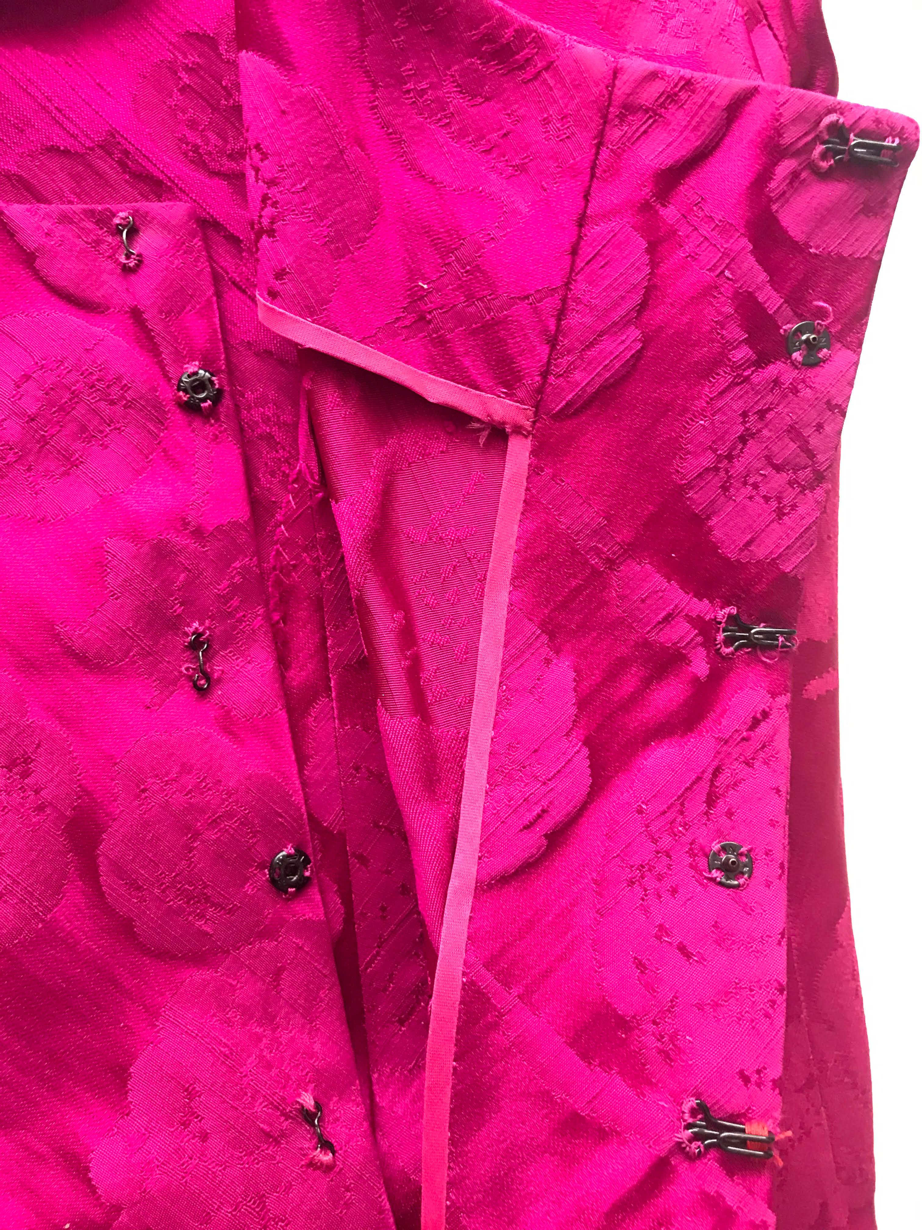 SCHIAPARELLI Attributed Robe de cocktail haute couture en damas de soie rose Taille 4  en vente 5