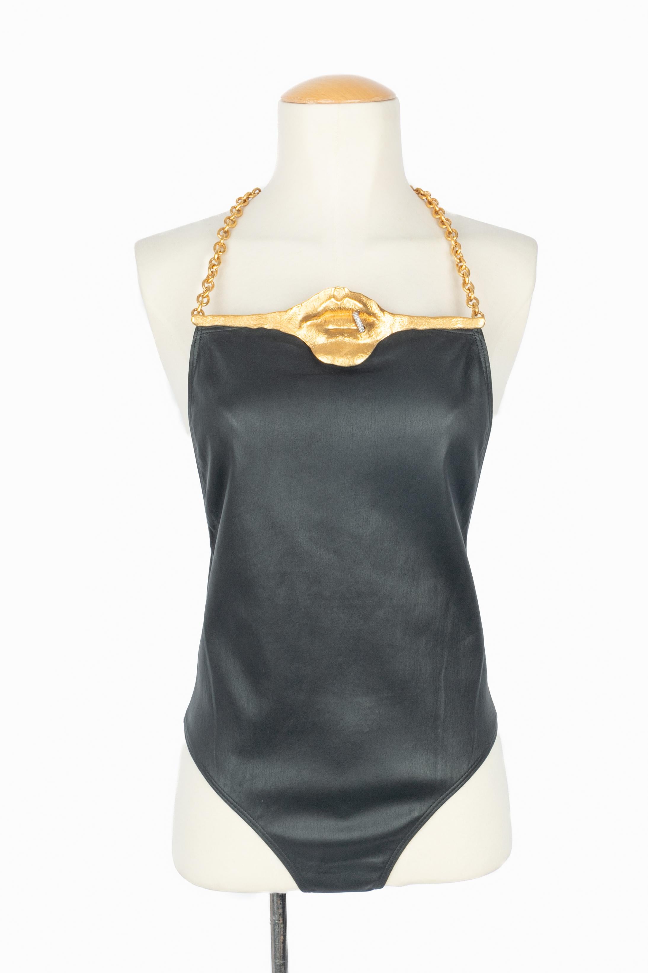 SCHIAPARELLI - (Made in France) Body de piel de cordero negra decorado con una hebilla de metal dorado. Talla 36FR indicada. Colección Primavera-Verano 2023 bajo la dirección artística de Daniel Roseberry.

Estado:
Muy buen