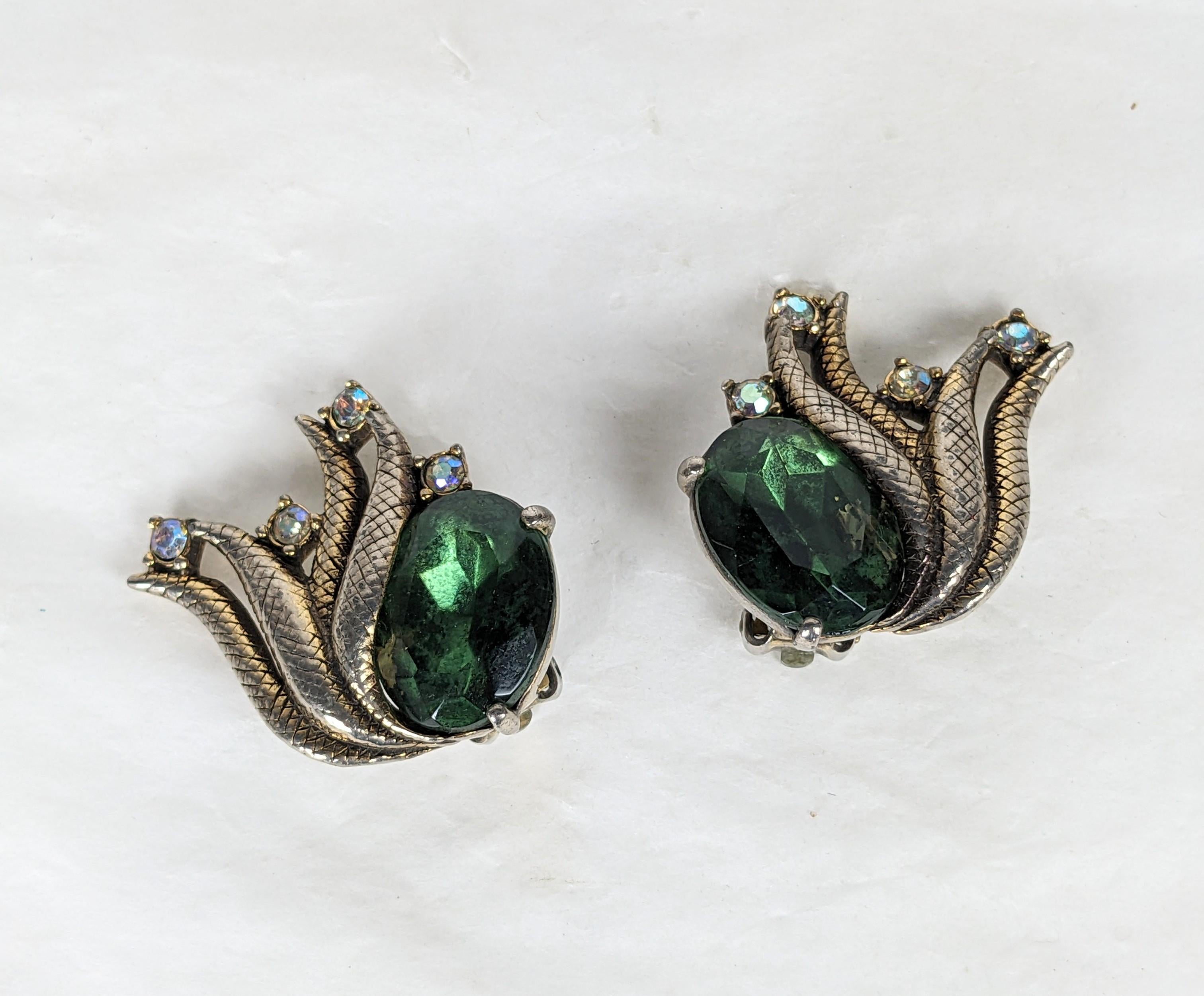 Fermaglio per orecchie ad ala di aurora boreale di Schiaparelli con tormaline verdi finte incastonate in metallo dorato antico. Accessori a clip. Anni '50 USA. 1