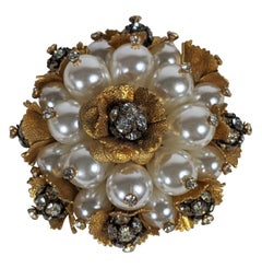 Broche Schiaparelli de perlas de imitación y flor de bola con pavé