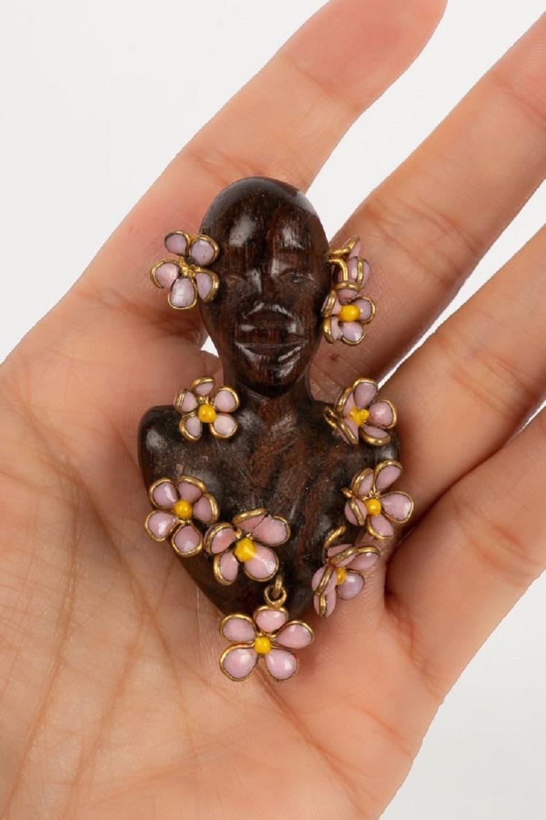 Schiaparelli -Figurine brooch in wood, gilded metal and flower in glass paste. Vintage jewelry, not signed.

Additional information:
Dimensions: 5.5 H cm
Condition: Very good condition
Seller Ref number: BR62