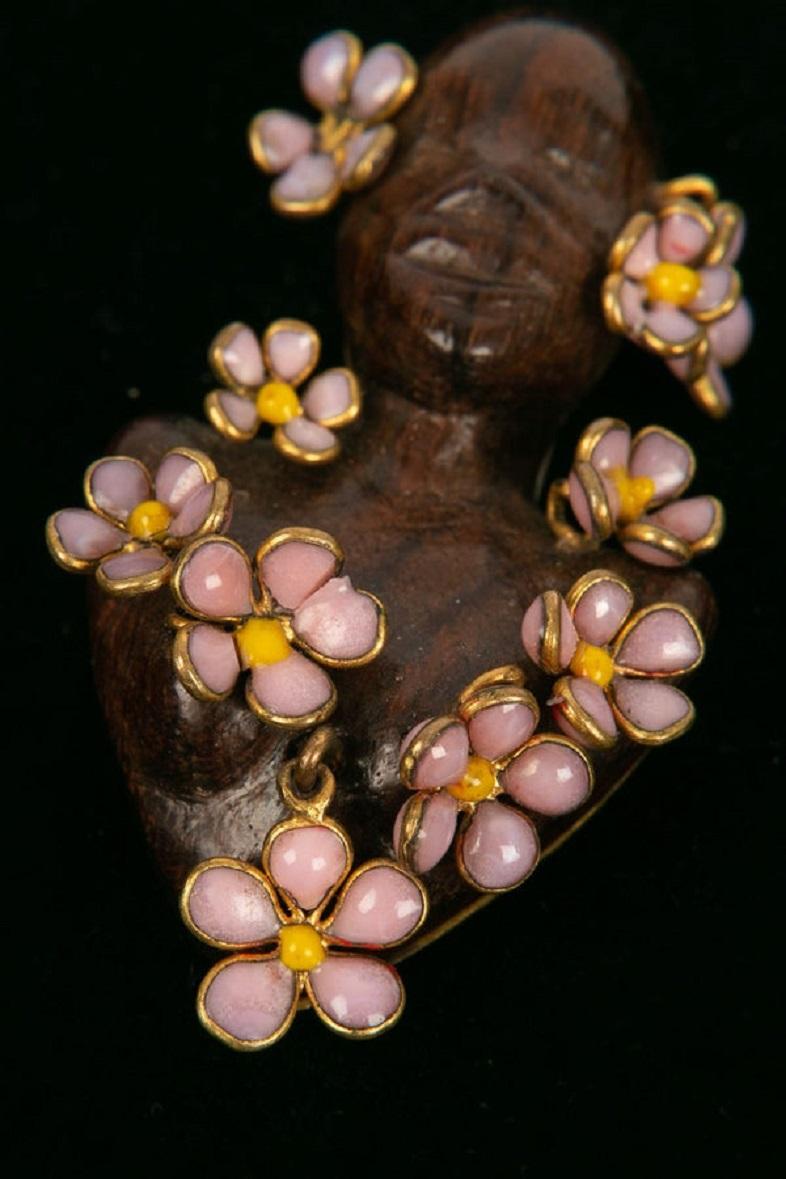 Schiaparelli Figurine Brooch in Wood, Gilded Metal and Flower in Glass Paste In Excellent Condition For Sale In SAINT-OUEN-SUR-SEINE, FR