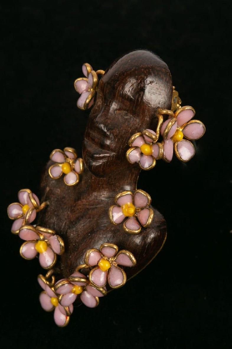 Women's or Men's Schiaparelli Figurine Brooch in Wood, Gilded Metal and Flower in Glass Paste For Sale