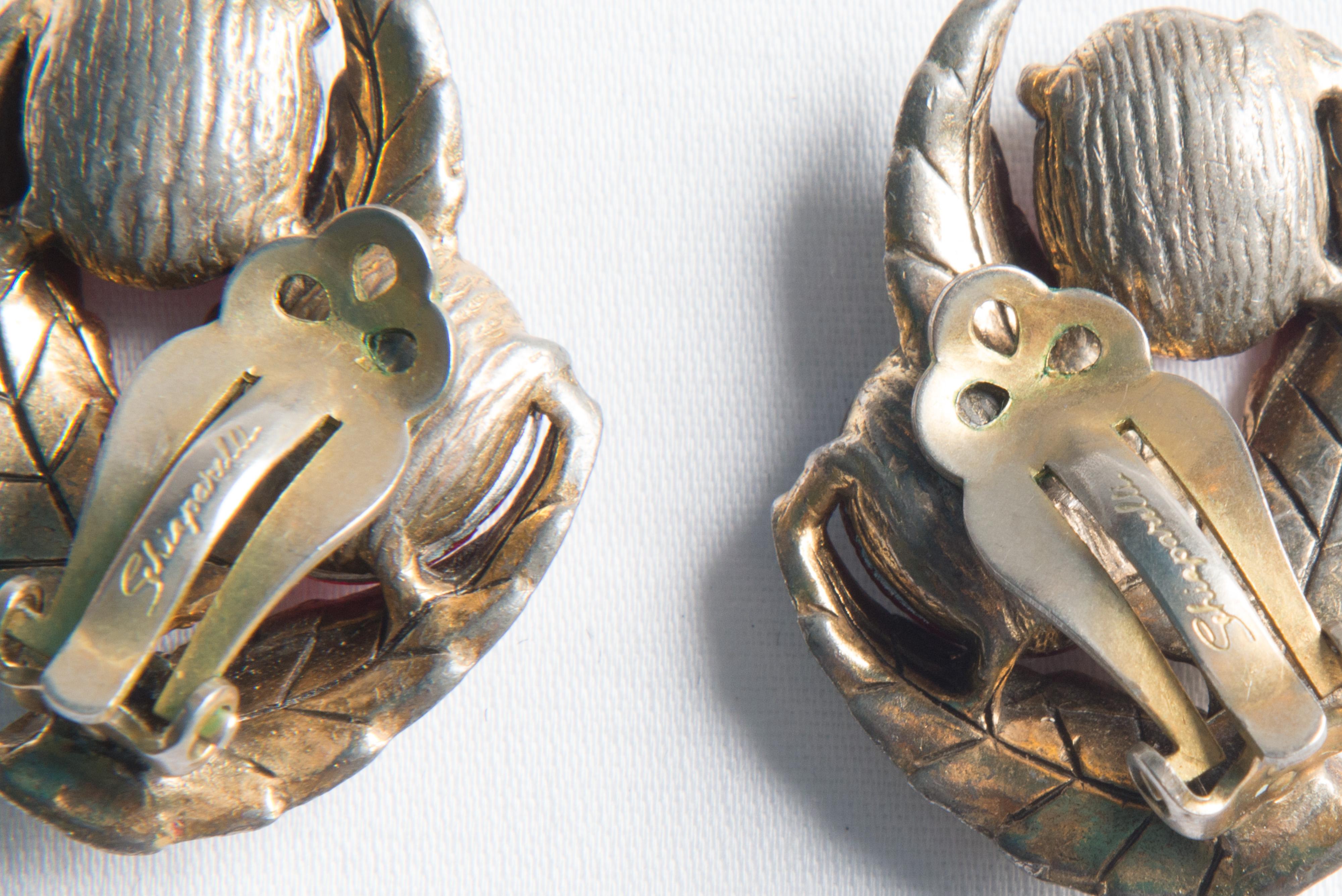 Schiaparelli Goldfarbene Blatt-Rubin-Ohrringe mit Juwelen in Blattgold (Perle) im Angebot