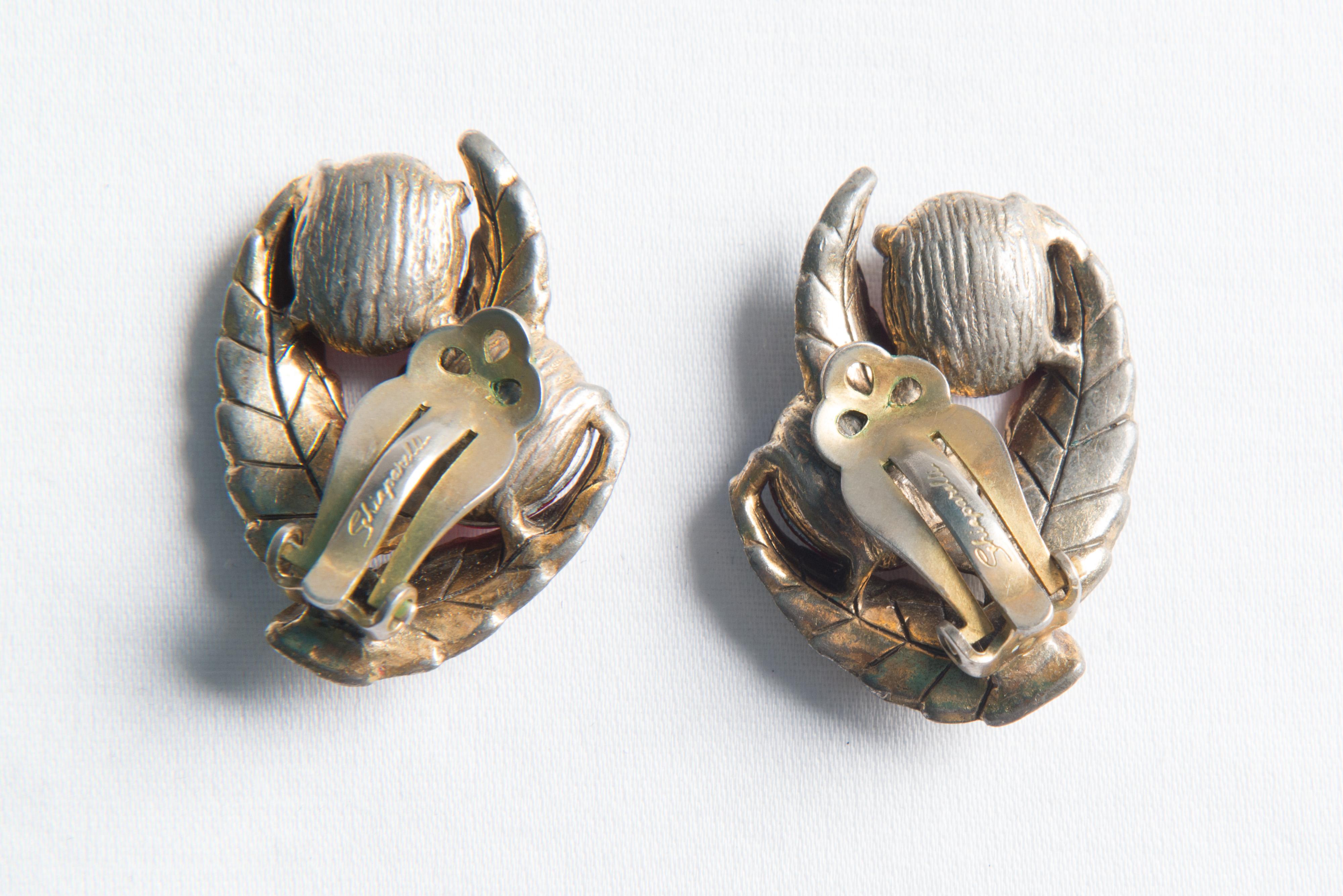 Schiaparelli Goldfarbene Blatt-Rubin-Ohrringe mit Juwelen in Blattgold im Zustand „Gut“ im Angebot in Stamford, CT