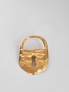 Schiaparelli hammered gold brass padlock brooch, engraved / Place Vendôme