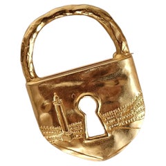 Schiaparelli hammered gold brass padlock brooch, engraved / Place Vendôme
