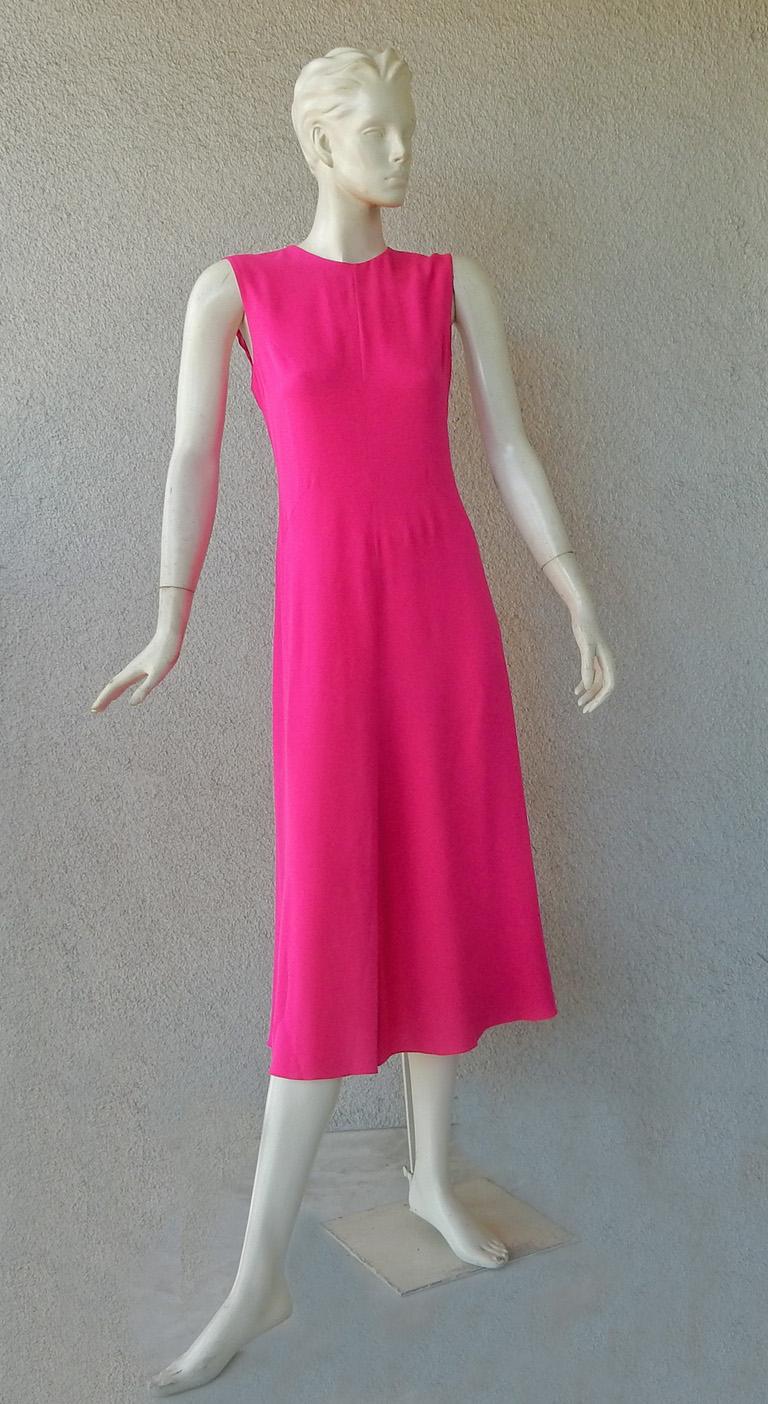 Schiaparelli - Ensemble robe et manteau en soie rose vif Neuf - En vente à Los Angeles, CA
