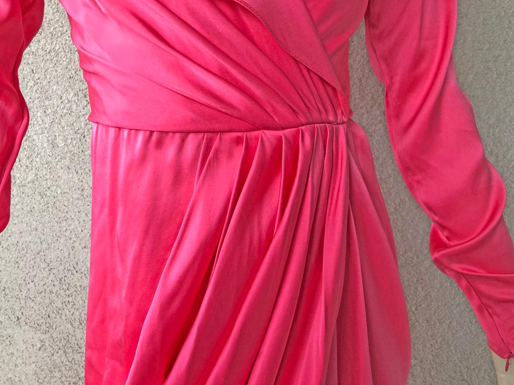 Schiaparelli Iconique robe à capuche en soie rose craquelé Neuf - En vente à Los Angeles, CA