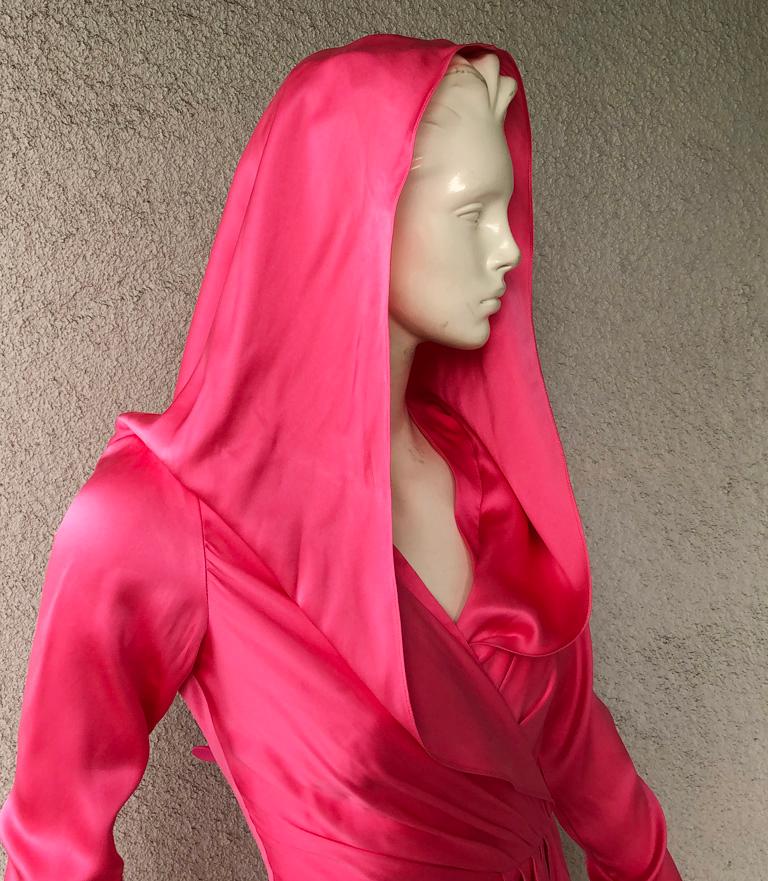 Schiaparelli Iconique robe à capuche en soie rose craquelé Pour femmes en vente