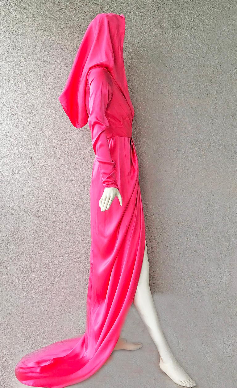 Schiaparelli Iconique robe à capuche en soie rose craquelé en vente 1