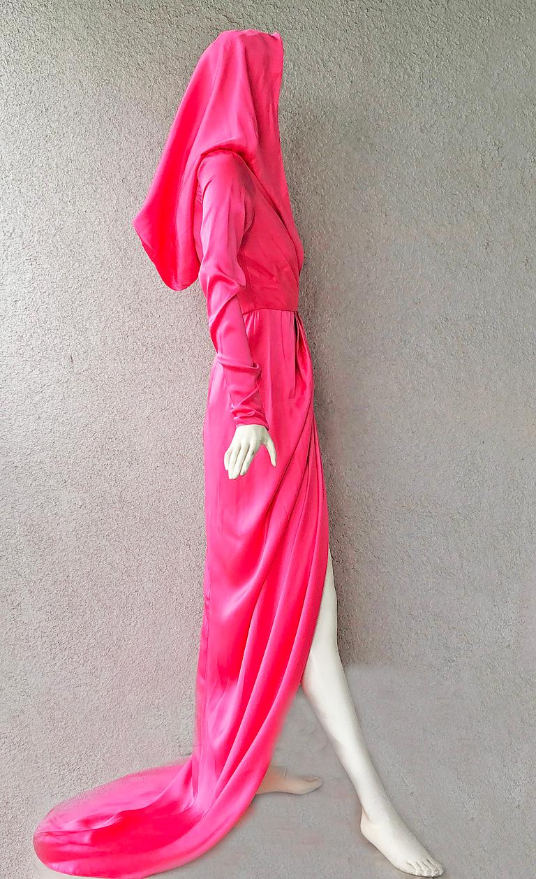 Vestido con capucha de seda 