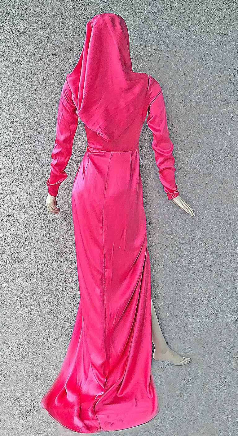 Schiaparelli Iconique robe à capuche en soie rose craquelé en vente 2