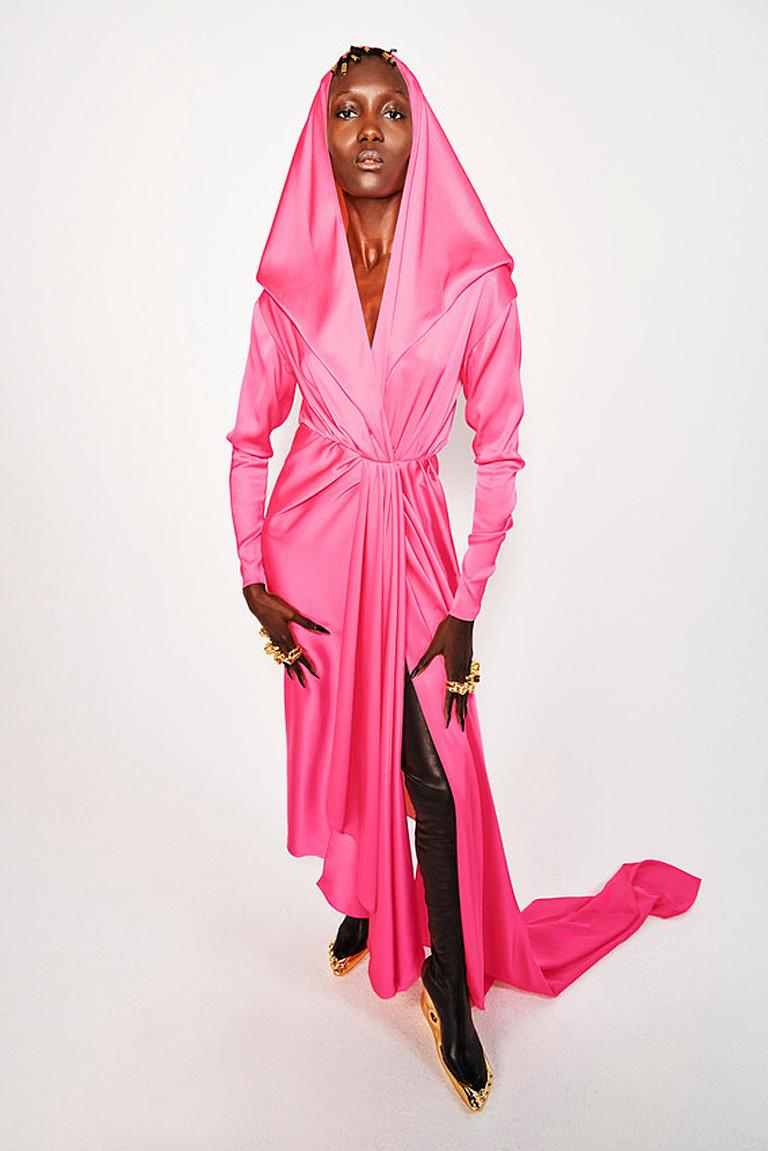 Schiaparelli Iconique robe à capuche en soie rose craquelé en vente 4