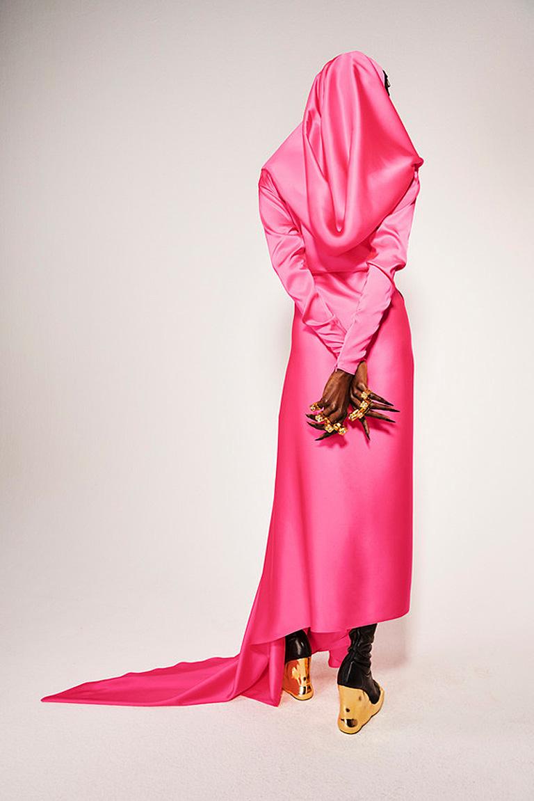 Schiaparelli Iconique robe à capuche en soie rose craquelé en vente 5
