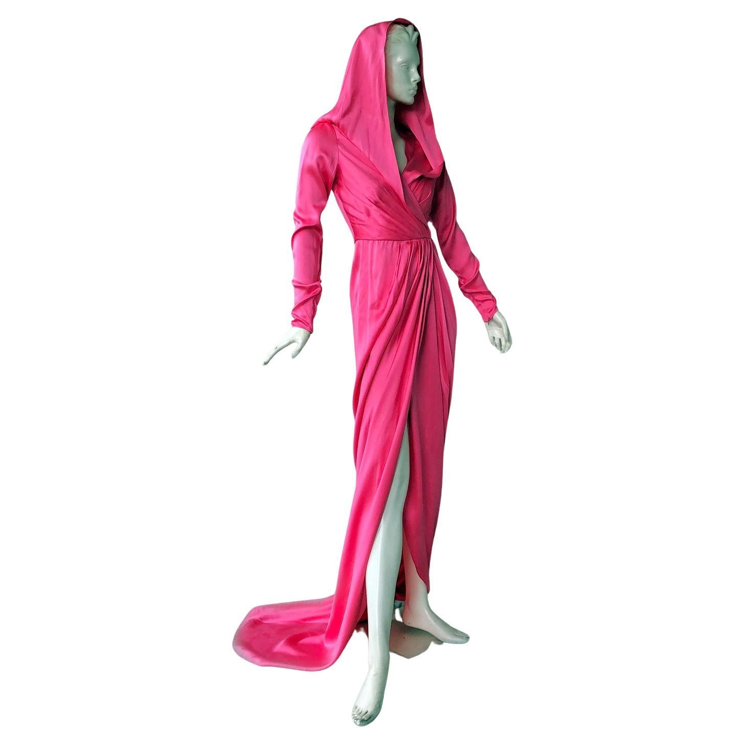Schiaparelli Iconique robe à capuche en soie rose craquelé en vente